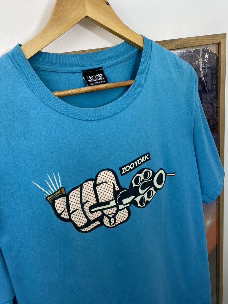 Zoo York 00s Vintage Zoo York Roy Lichtenstein Pistol Gun Art T Shirt Size US L / EU 52-54 / 3 - 4 Thumbnail