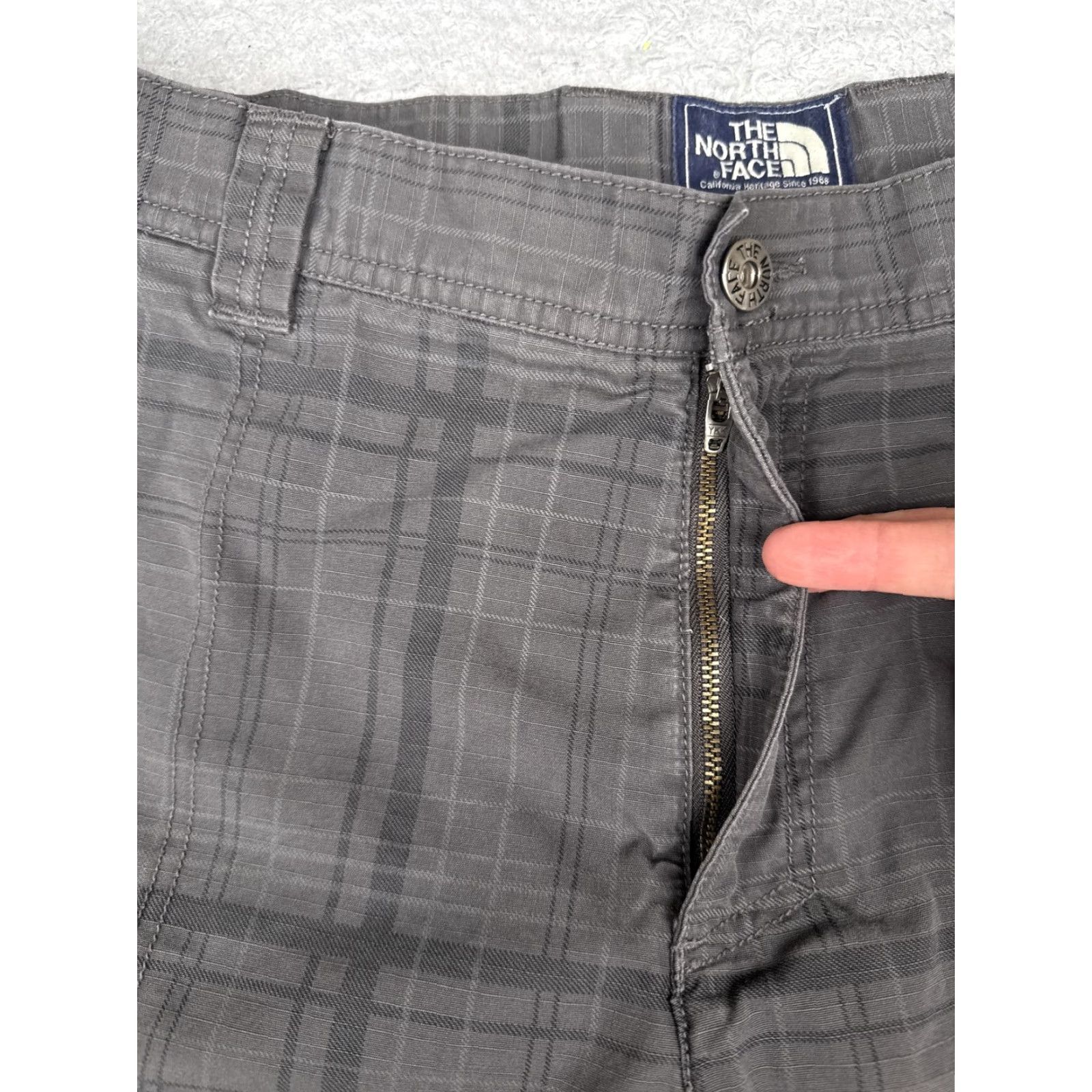 The North Face The North Face Mens Shorts 36 Gray Plaid Cargo 11 Inseam Hiking Outdoor Pockets Size US 36 / EU 52 - 6 Thumbnail