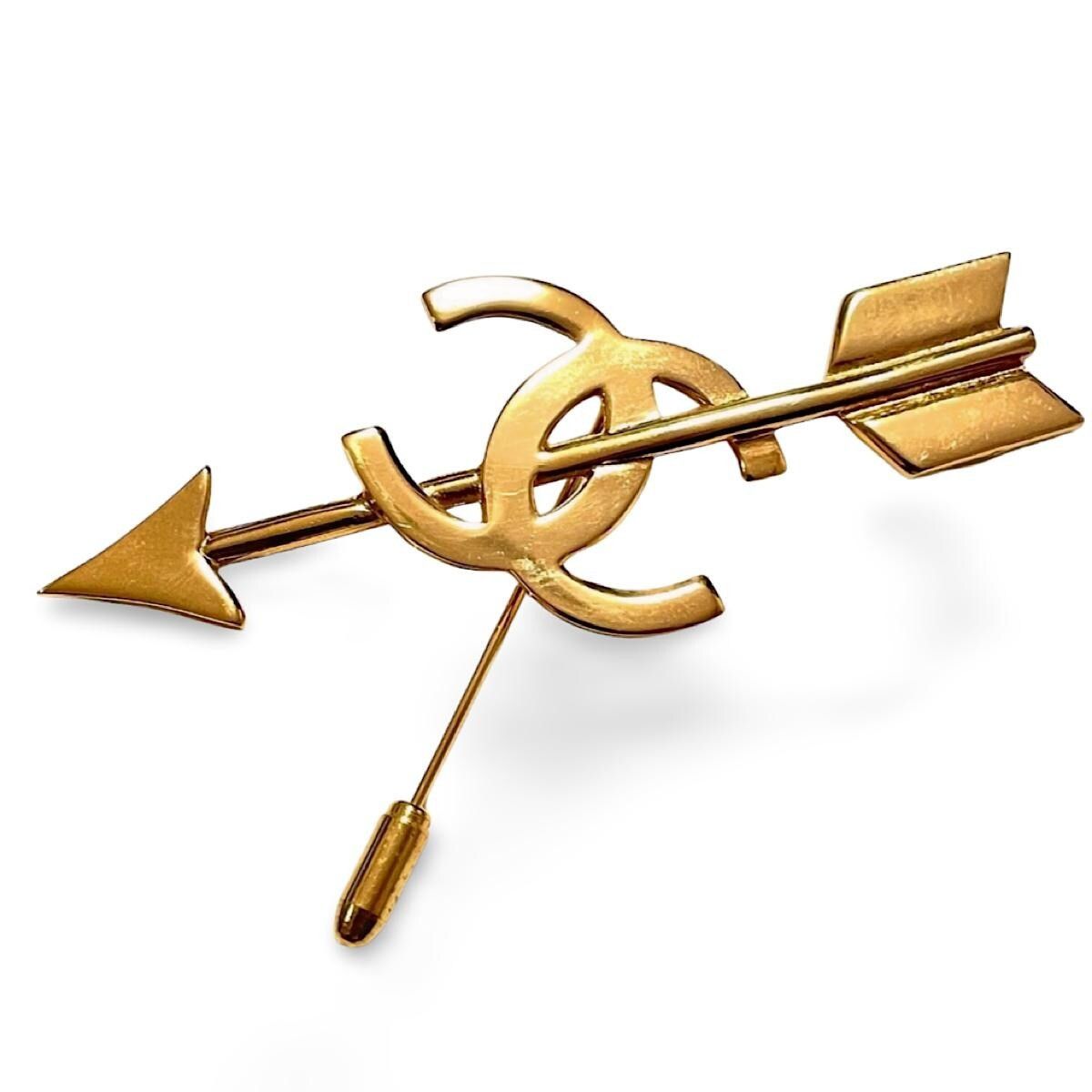 Chanel MINT. Vintage CHANEL Gold tone arrow brooch with CC motif. Size ONE SIZE - 2 Thumbnail