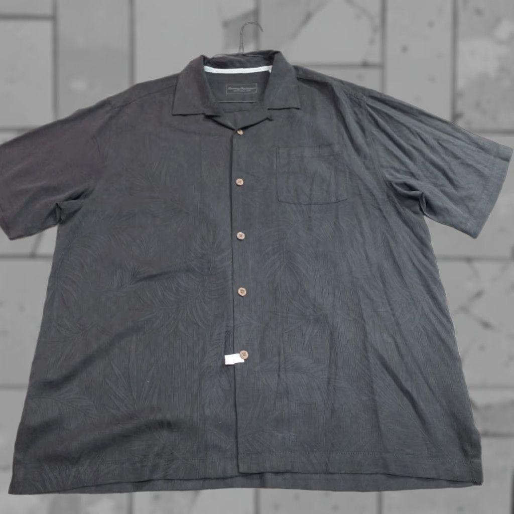 Tommy Bahama Tommy Bahama Shirt XL Black Solid Floral Jacquard Silk Loop Collar Shirt Men Regular Short Sleeve Button-Up 100% Silk Jacket? Size US XL / EU 56 / 4 - 1 Thumbnail
