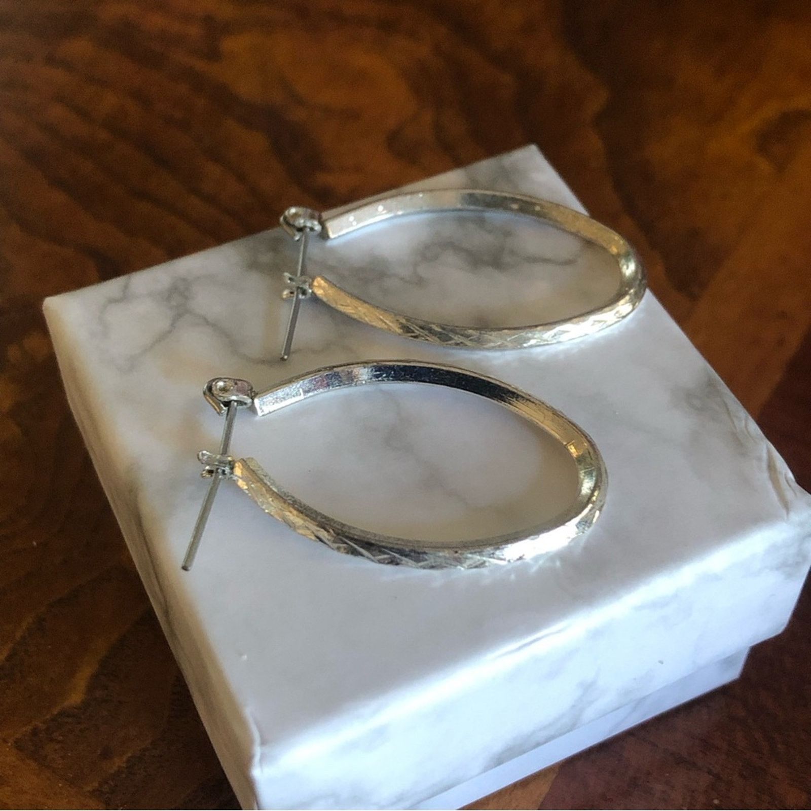 Vintage Vintage diamond cut design elongated silver hoop earrings Size ONE SIZE - 3 Thumbnail