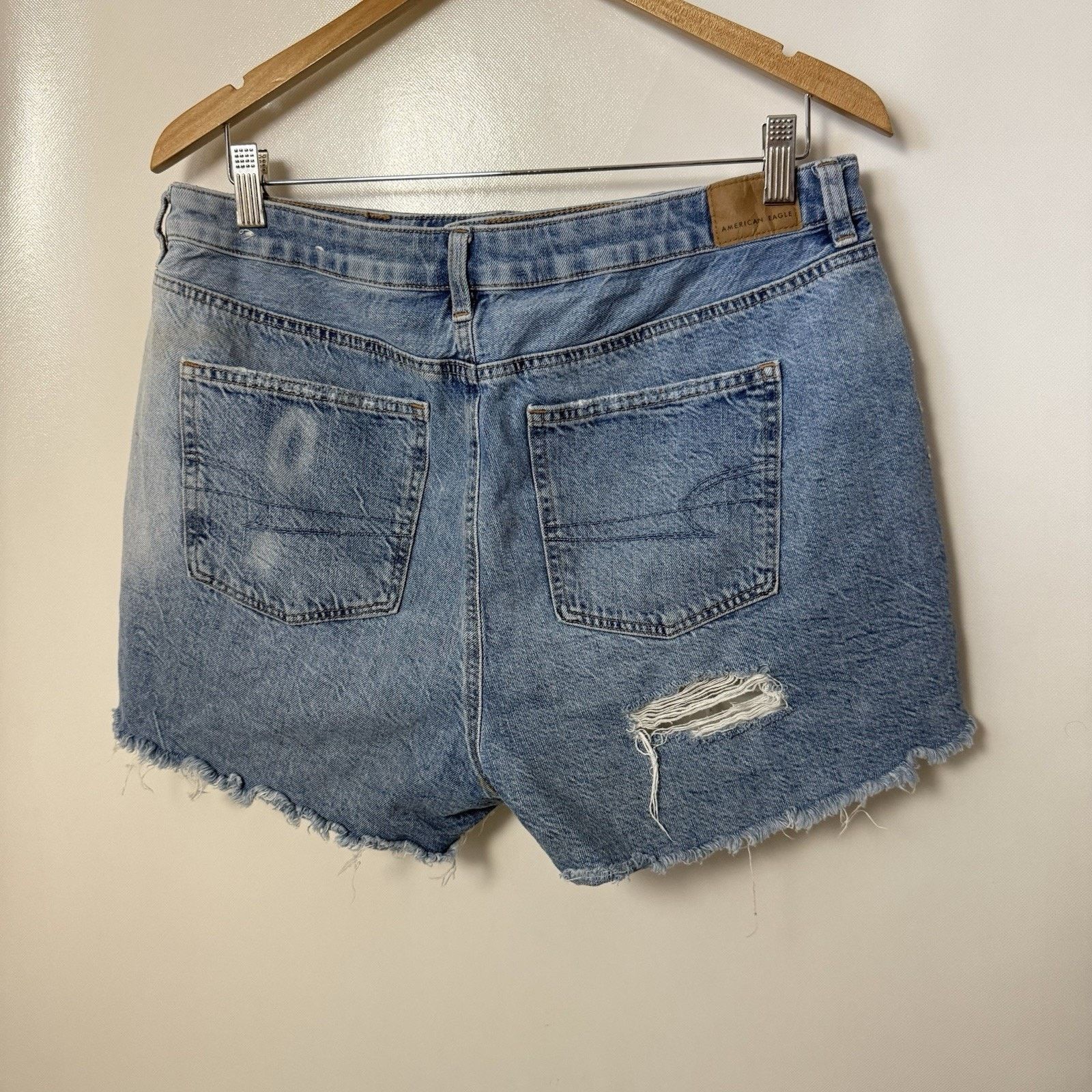 American Eagle Outfitters American Eagle Mom Shorts Distressed Denim Boho Festival Size 36" / US 14 / IT 50 - 2 Thumbnail