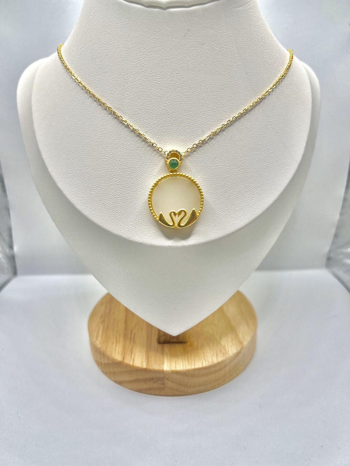 Jewelry White Jade Swans Gold Necklace Size ONE SIZE - 1 Thumbnail