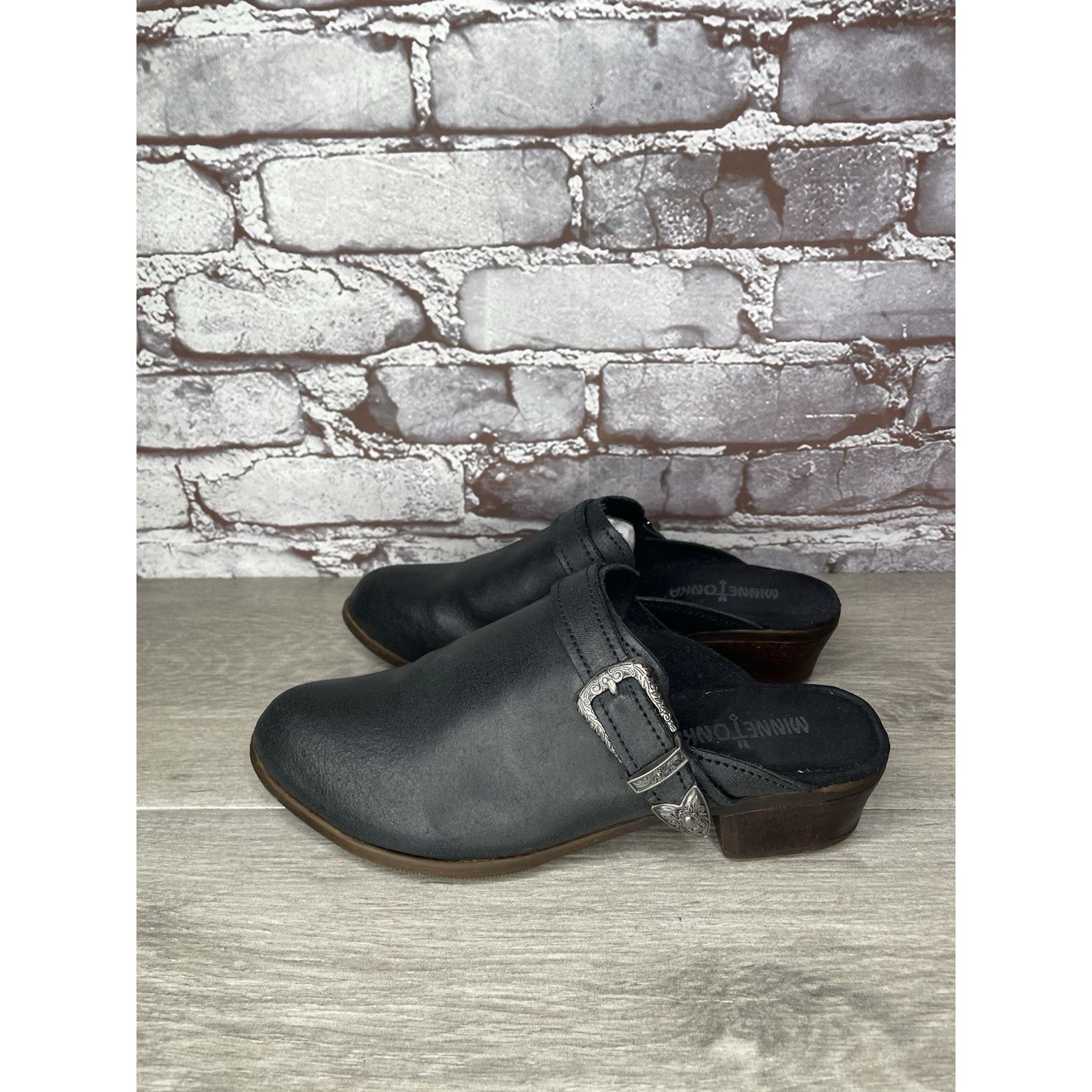 Minnetonka Minnetonka Black Leather Silver Buckle Billie Mules Shoes Wo Size US 7.5 / IT 37.5 - 22 Thumbnail