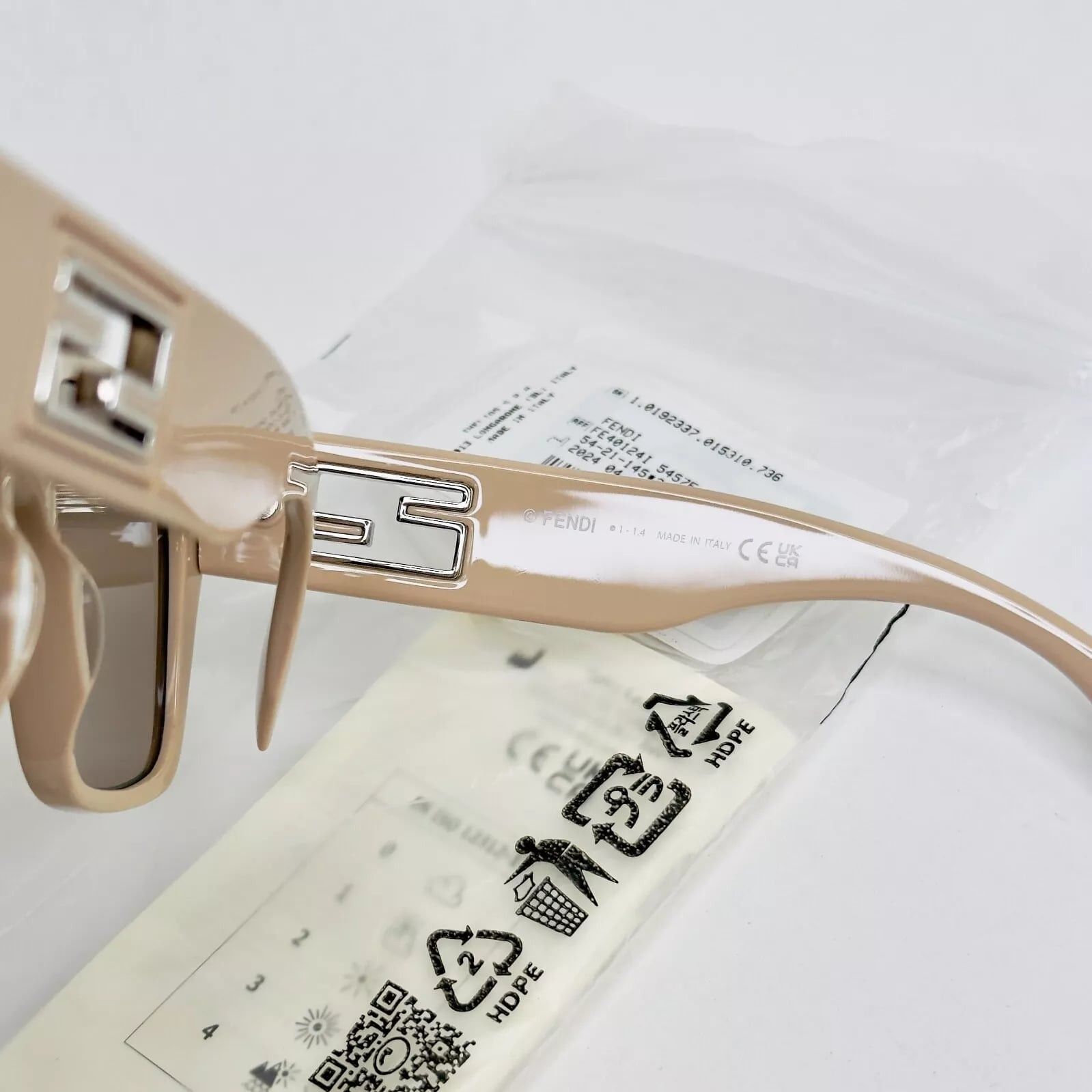Fendi FENDI BAGUETTE Logo 40124 Beige Fashion Mask Chunky FE40124I Size ONE SIZE - 2 Thumbnail