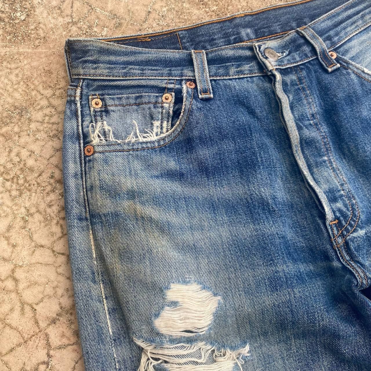 Levi's Vintage Clothing × Vintage KURT COBAIN VINTAGE LEVIS 501 DISTRESSED DIRTY JEAN BJ07-07 Size US 29 - 11 Thumbnail