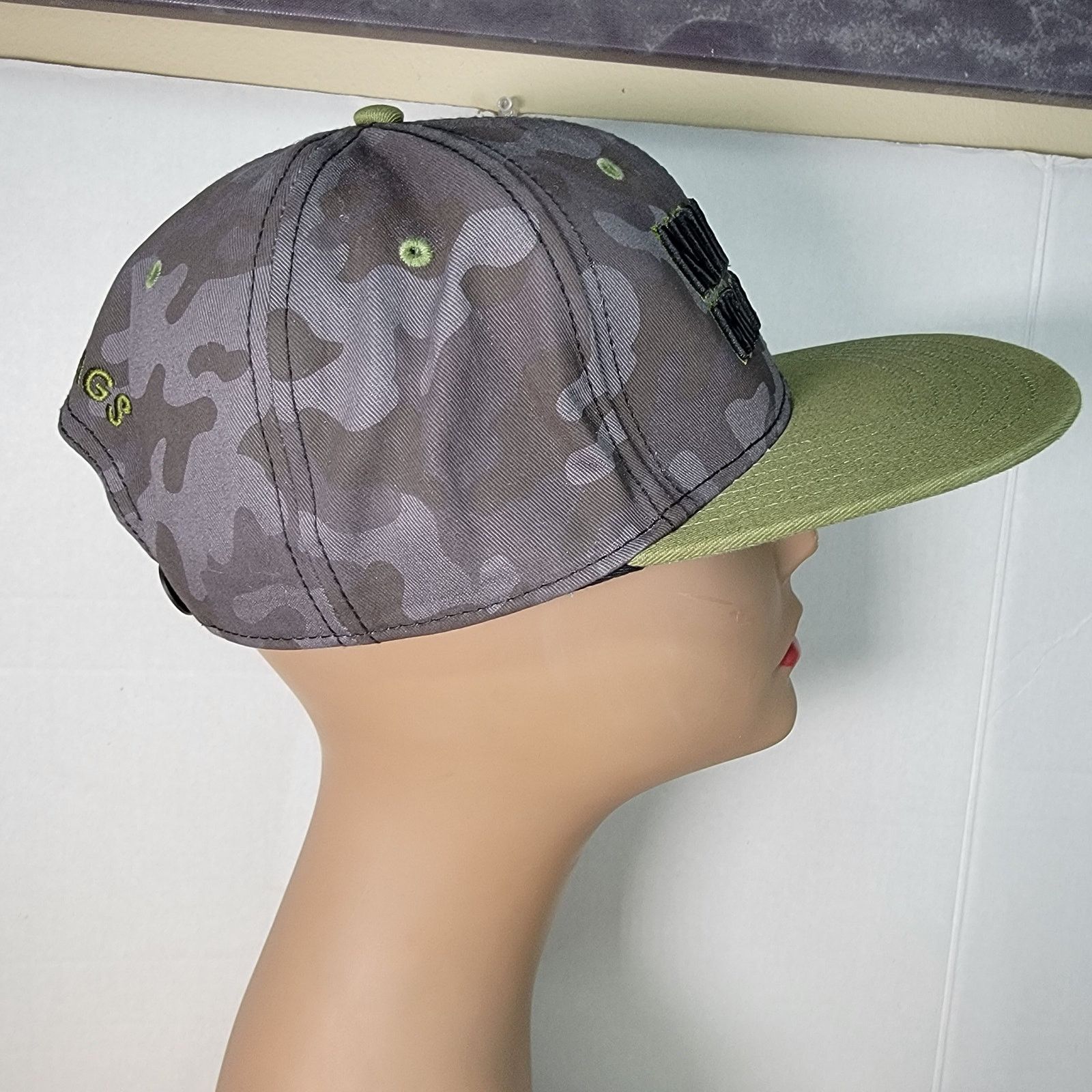 Other Six Flags Looney Tunes Camo Snap Back Hat w/ Embroidered Taz Size ONE SIZE - 5 Thumbnail