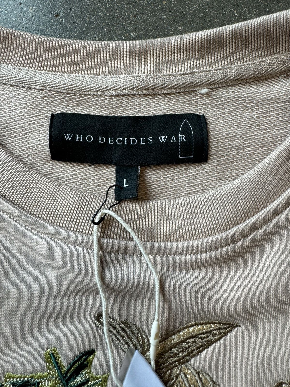 Who Decides War Who Decides War Gift Crewneck Silver Size US L / EU 52-54 / 3 - 4 Thumbnail