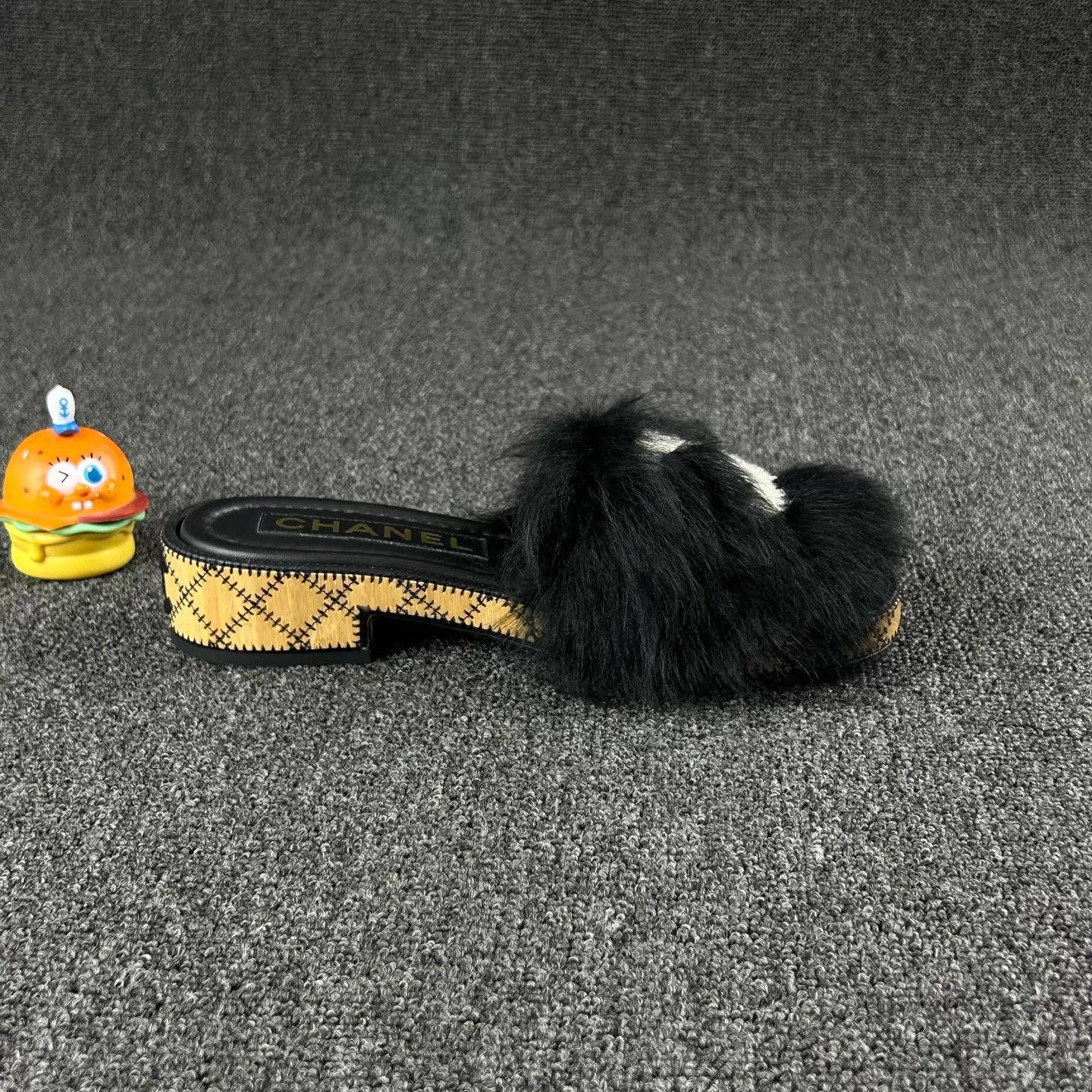 Chanel Chanel Women's Black CC Logo Fur Slippers 35.5 Size US 5 / IT 35 - 4 Thumbnail