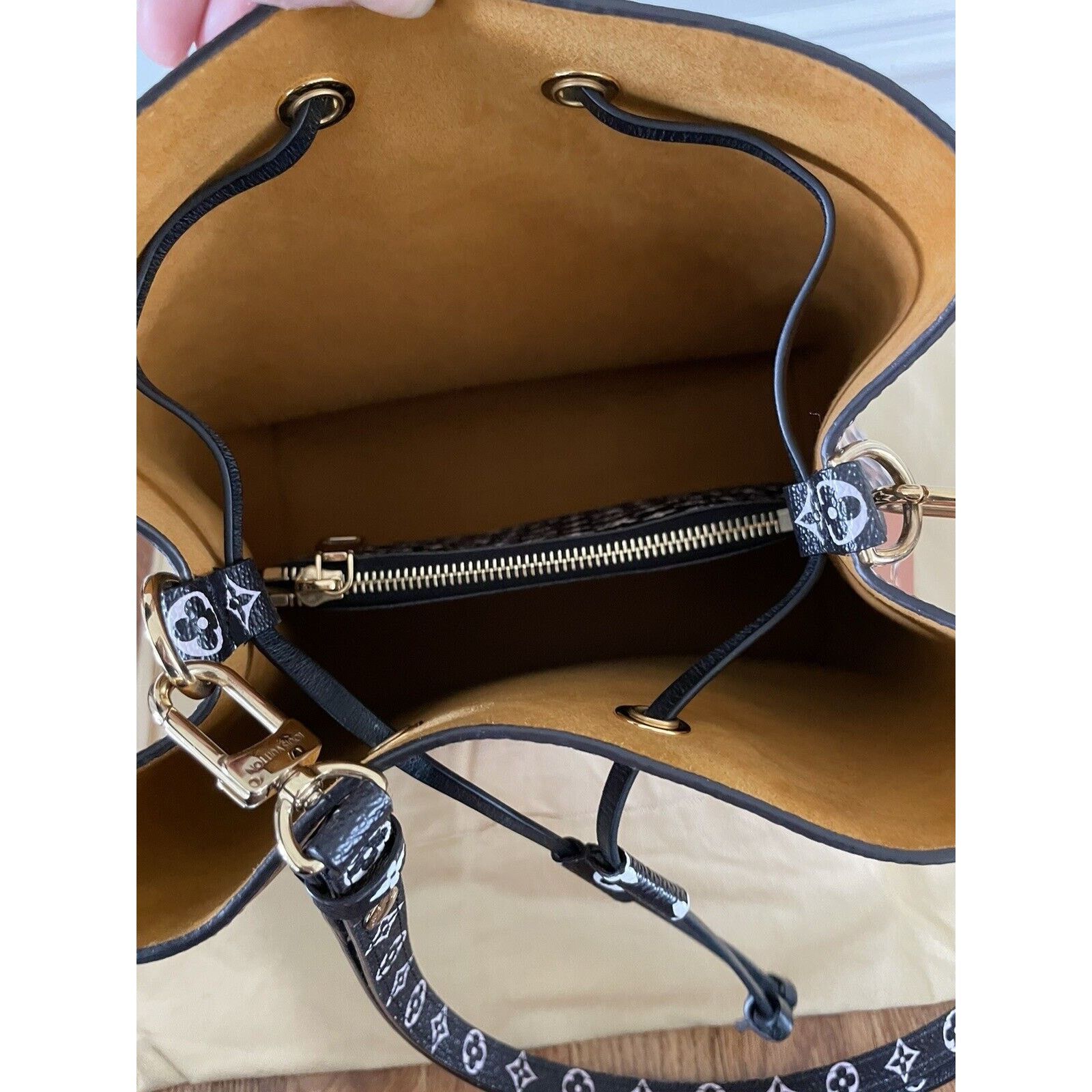 Louis Vuitton Louis Vuitton Jungle Monogram Giant NeoNoe MM Bucket Bag Size ONE SIZE - 8 Thumbnail