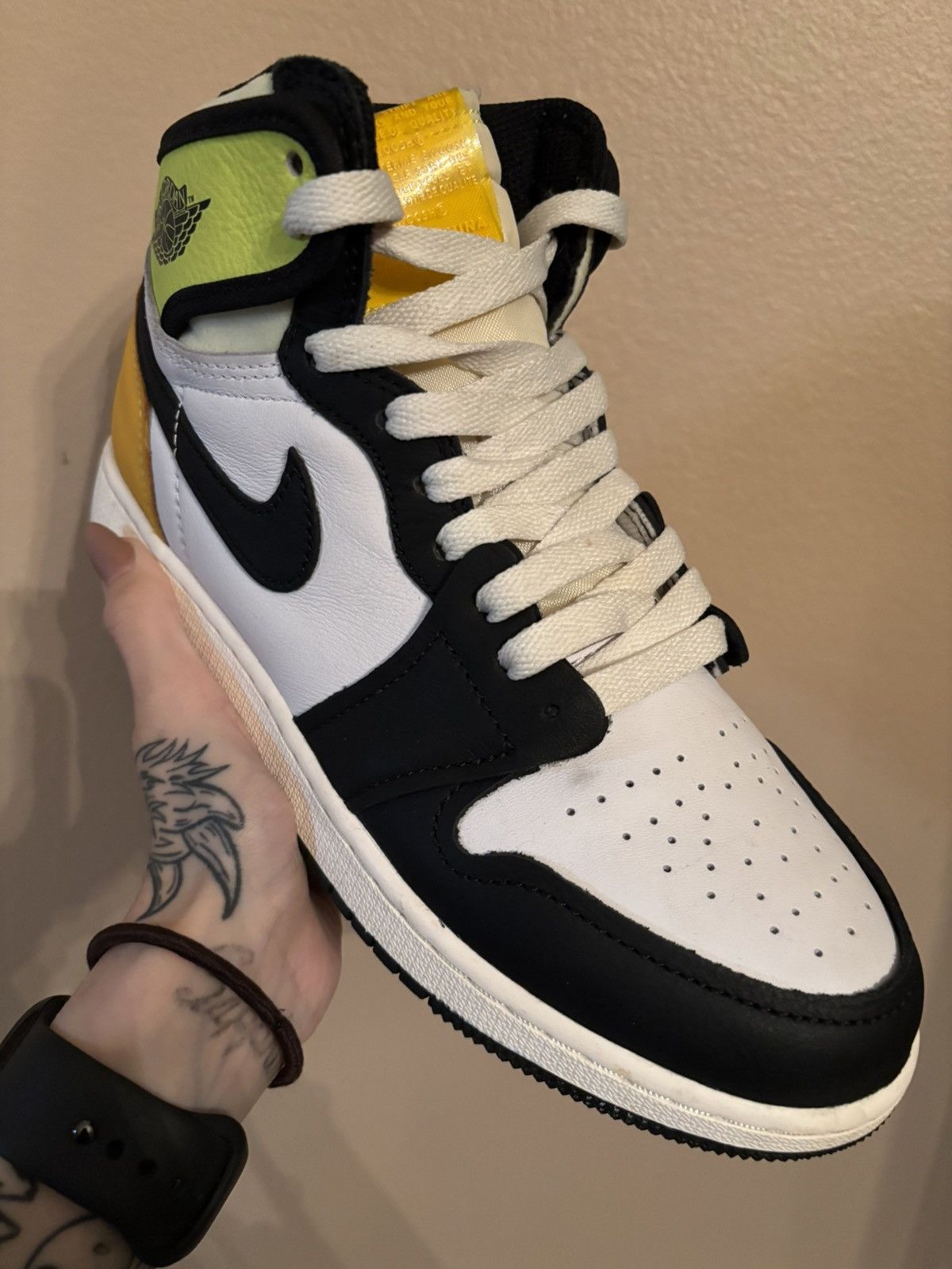 Jordan Brand Air Jordan 1 Retro High OG GS 'Volt Gold' Size US 6 / EU 39 - 2 Thumbnail