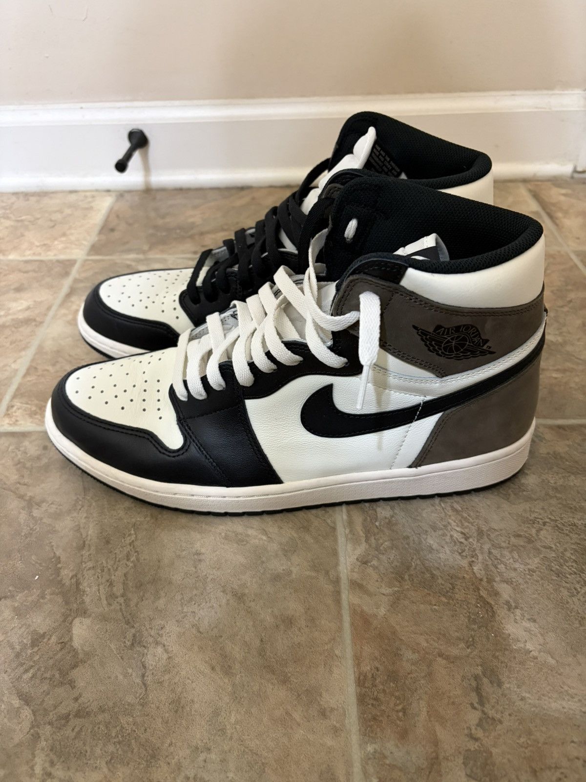 Jordan Brand Jordan 1 Retro High “Dark Mocha” Size US 13 / EU 46 - 2 Thumbnail