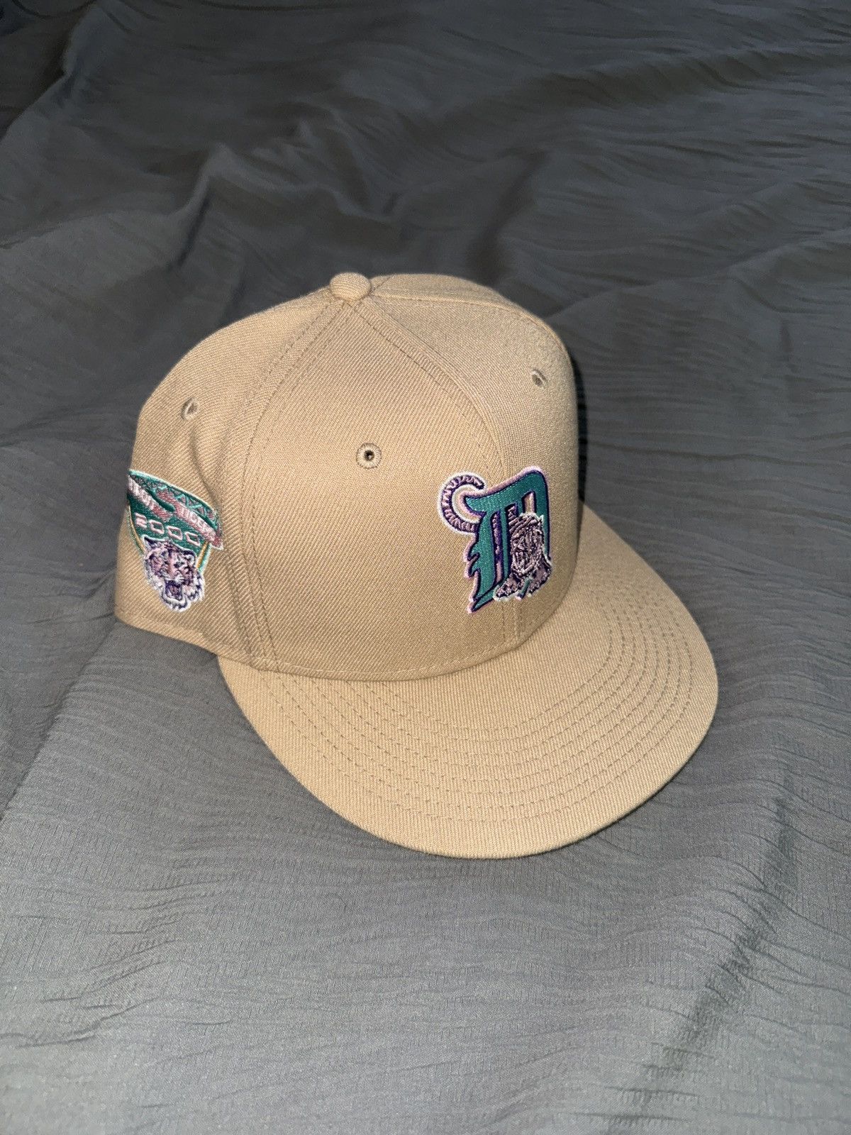 Detroit Tigers fitted hat 7 3/8 pink under brim
