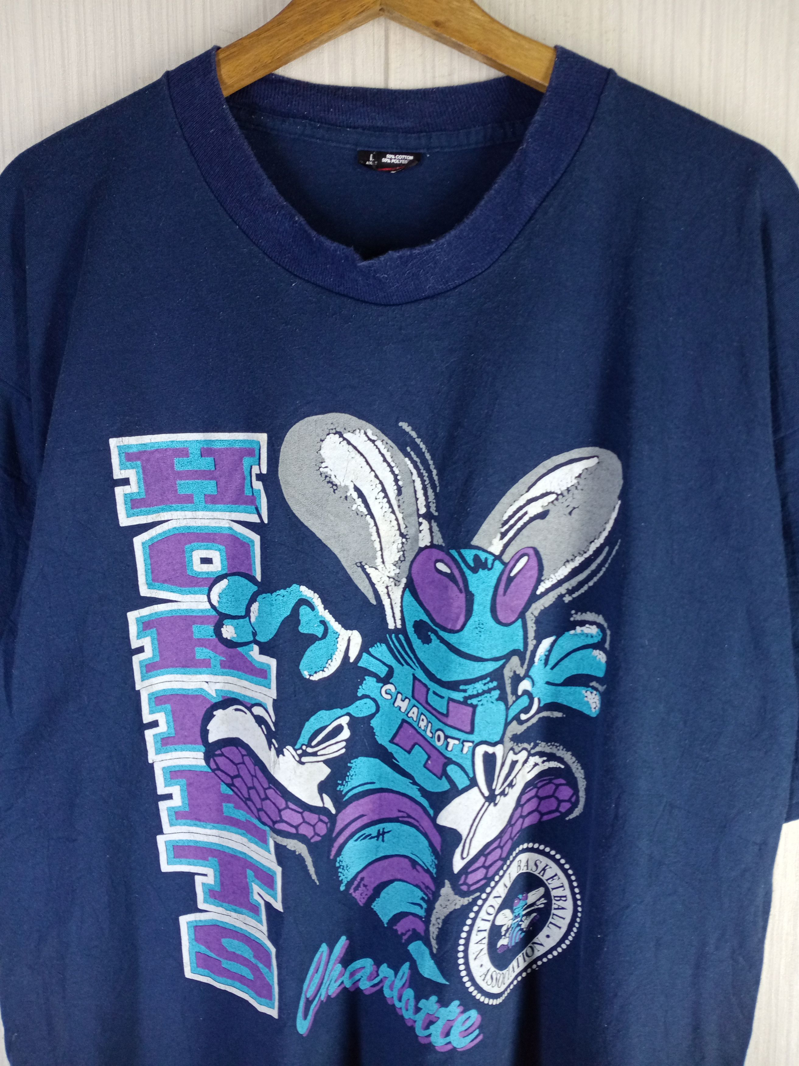 NBA Rare Vintage 90s NBA Hornets Charlotte Big Logo Tshirt Size US L / EU 52-54 / 3 - 4 Thumbnail