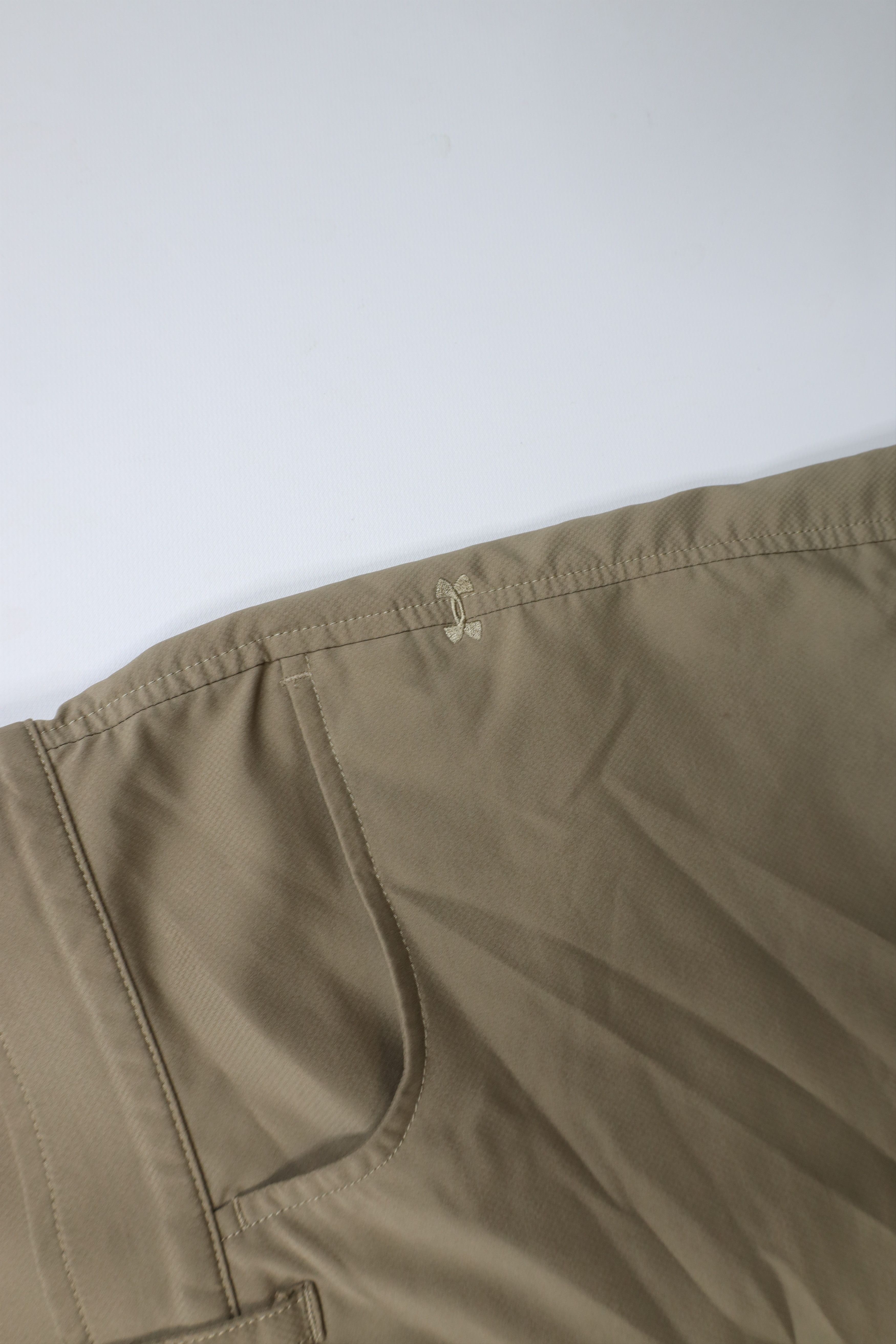 Under Armour × Vintage Under Armour Loose HeatGear Golfing Golf Chino Shorts Beige Size US 36 / EU 52 - 6 Thumbnail
