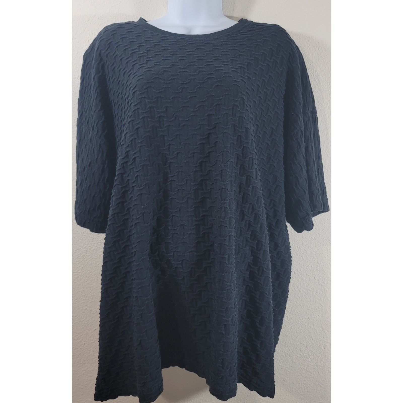 Vogue Vogue USA Black Puckered Material Round Neck Top 26W Size 3XL / US 20-22 - 1 Thumbnail