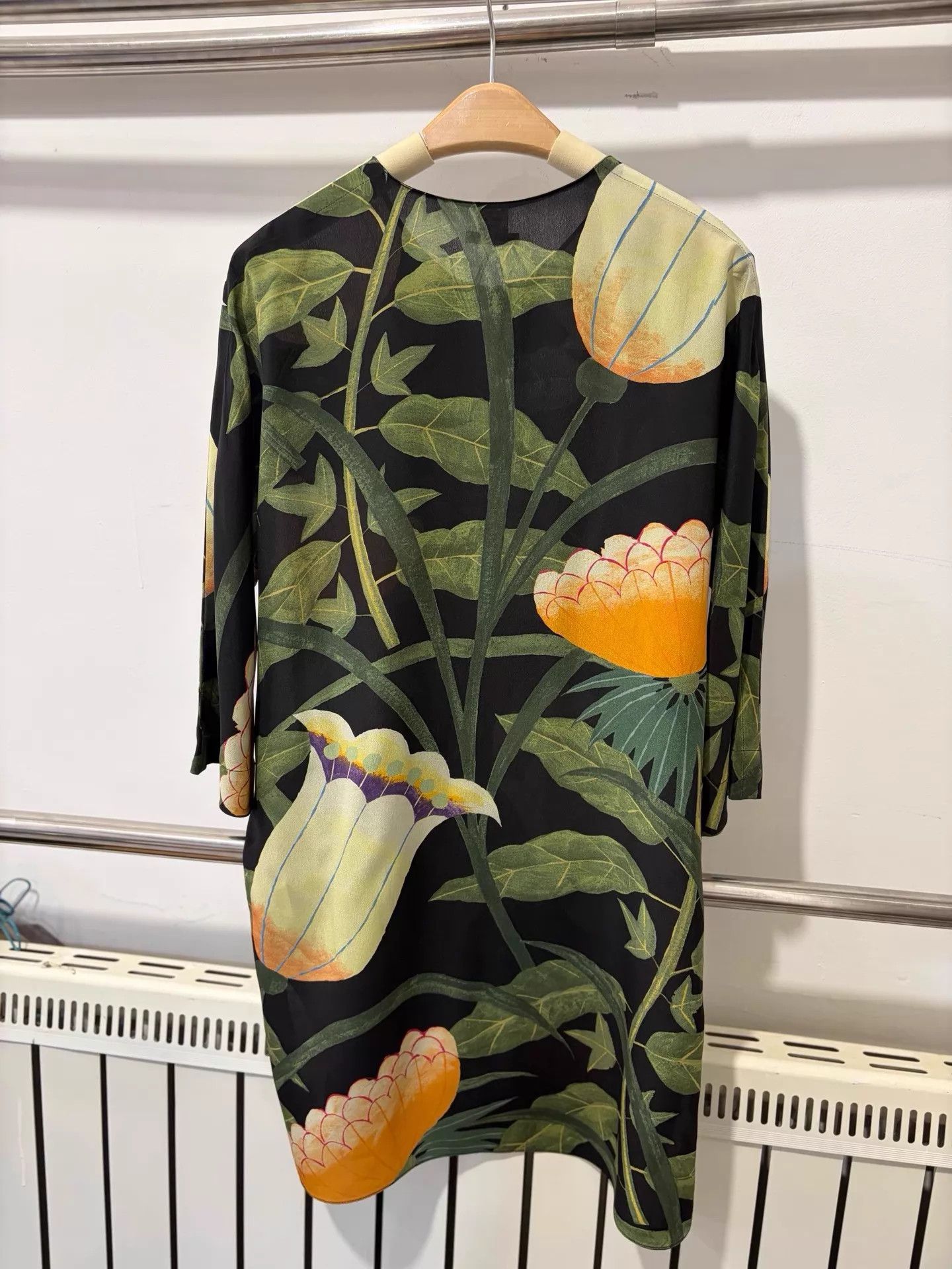 Hermes Hermes Women's 100% Silk Short Sleeve Top Near New 36 Size XS / US 0-2 / IT 36-38 - 2 Thumbnail