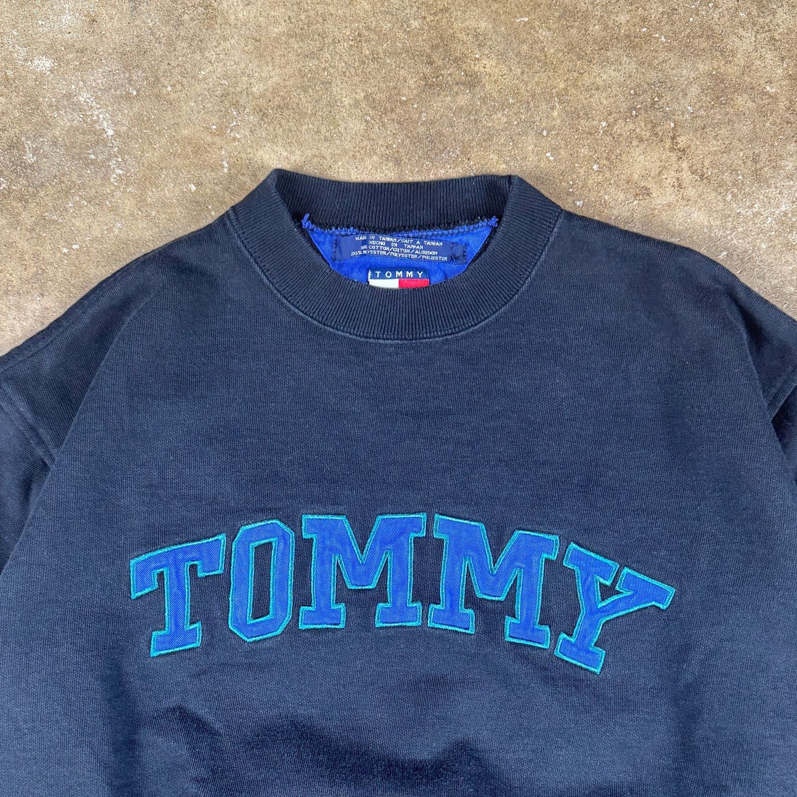Tommy Hilfiger Vtg Tommy Hilfiger Spell Out Sweatshirt Black 90s Crewneck L Size L / US 10 / IT 46 - 2 Thumbnail