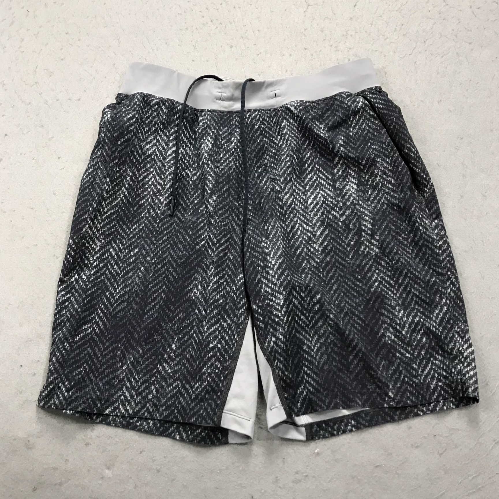 Lululemon Lululemon Shorts Mens M Gray Gym T.H.E. Short Linerless 9 Inch Workout Geometric Pattern Size US 31 - 2 Thumbnail