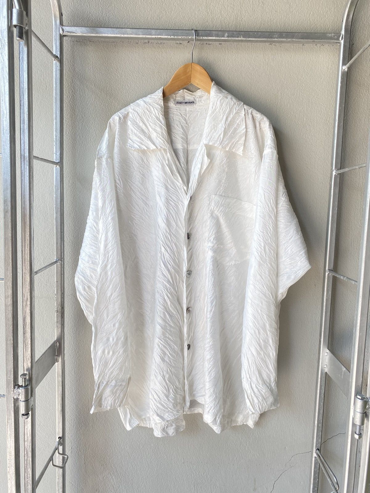 Issey Miyake ISSEY MIYAKE White Crinkle Shirt. Size ONE SIZE - 1 Thumbnail