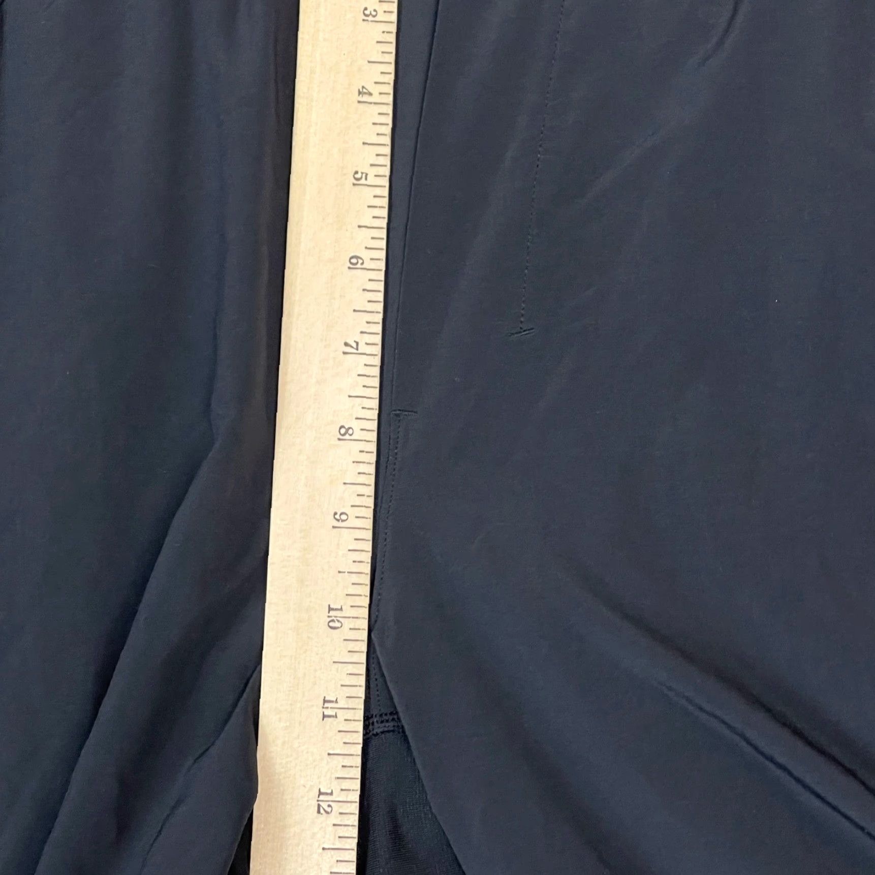 Lululemon Lululemon ABC Short Mens L Black Athletic Moisture Wicking Pockets Drawstring Elastic Waist 9in Inseam Size US 33 - 7 Thumbnail