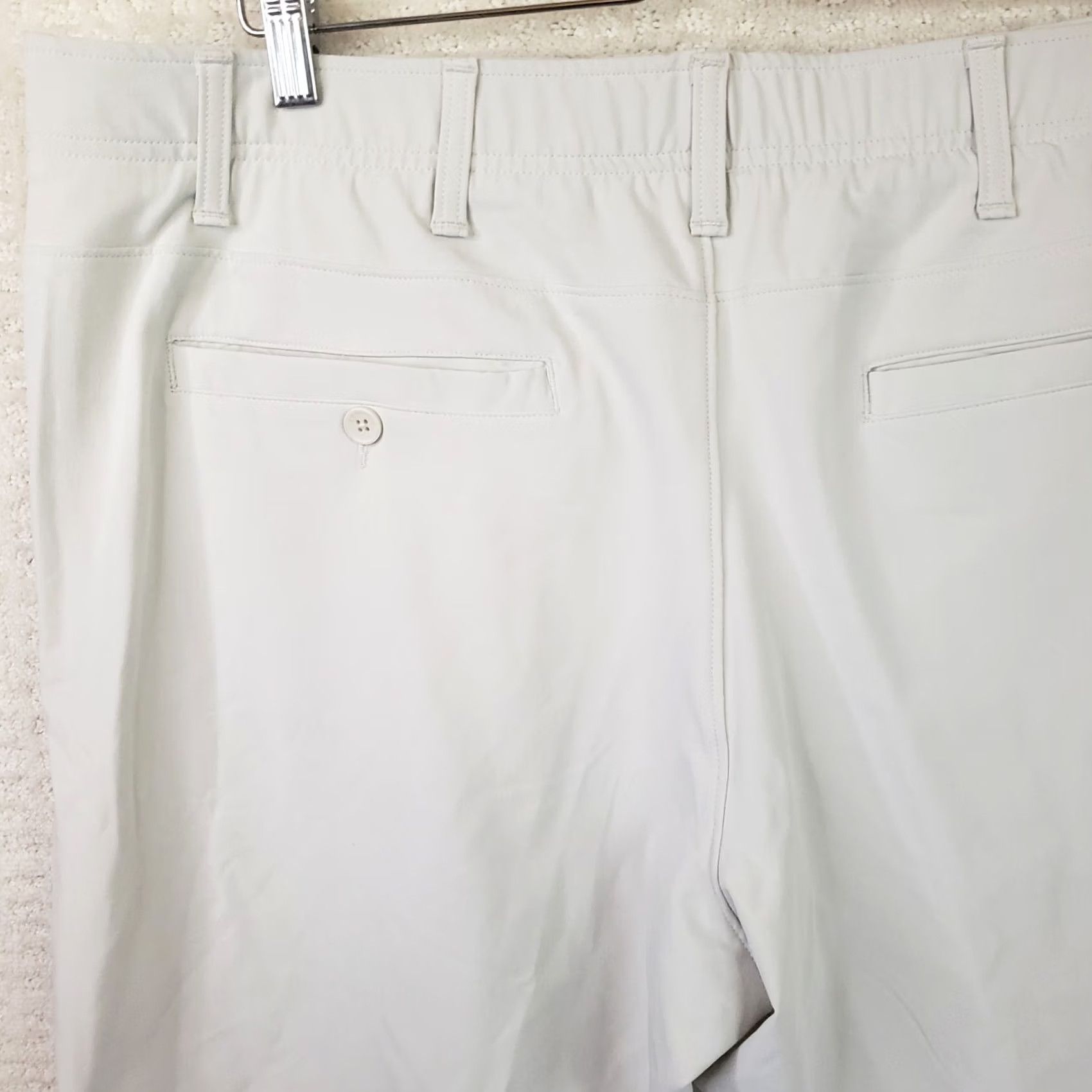 Under Armour Under Armour Shorts Casual Men's 40x10 Khaki Beige Polyester Spandex Relaxed Inseam 10" Cargo Button Zipper Logo Breathable EUC Size US 40 / EU 56 - 5 Thumbnail