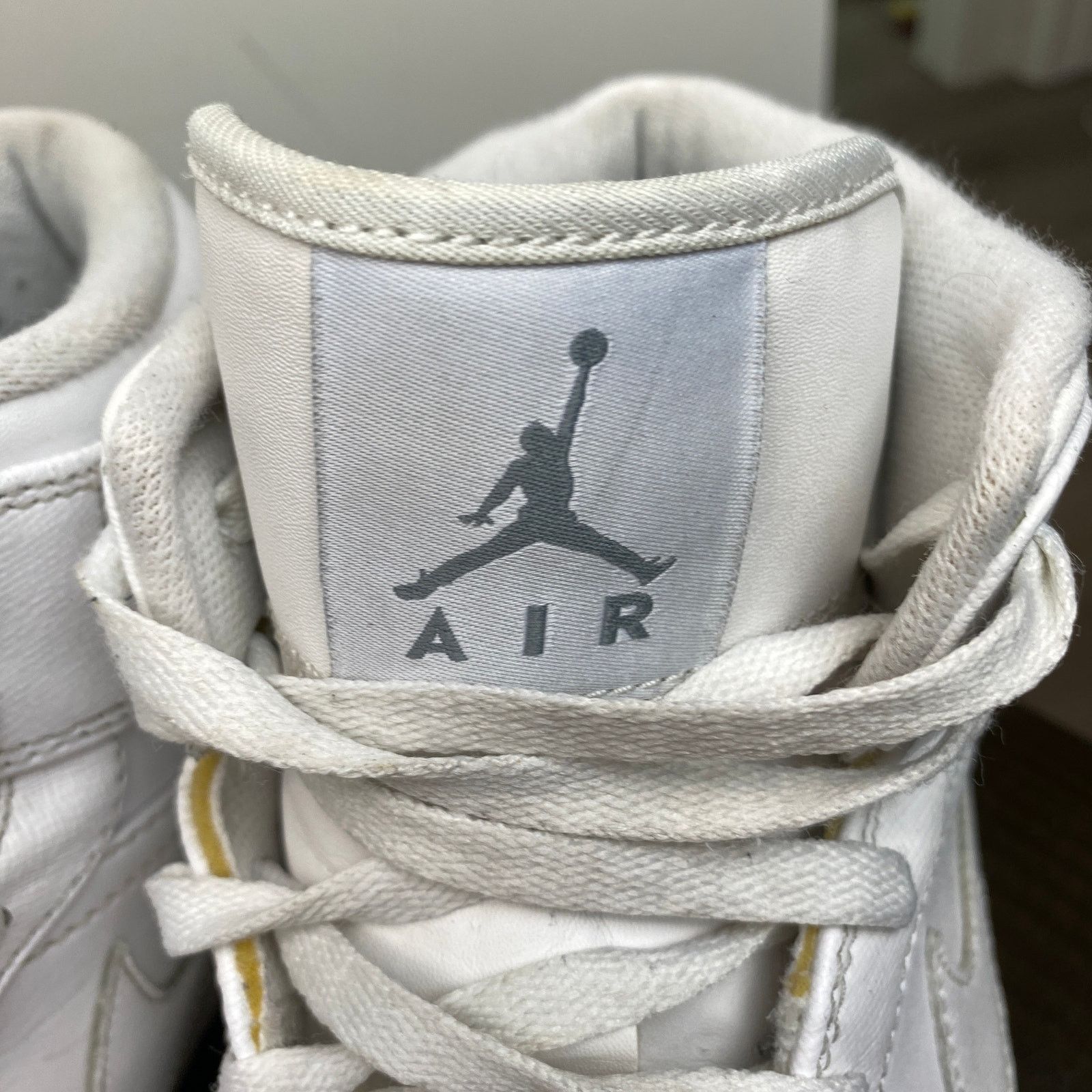 Jordan Brand × Nike Nike Air Jordan 1 Mid Retro Triple White Shoes Sneakers 13 Size US 13 / EU 46 - 9 Thumbnail