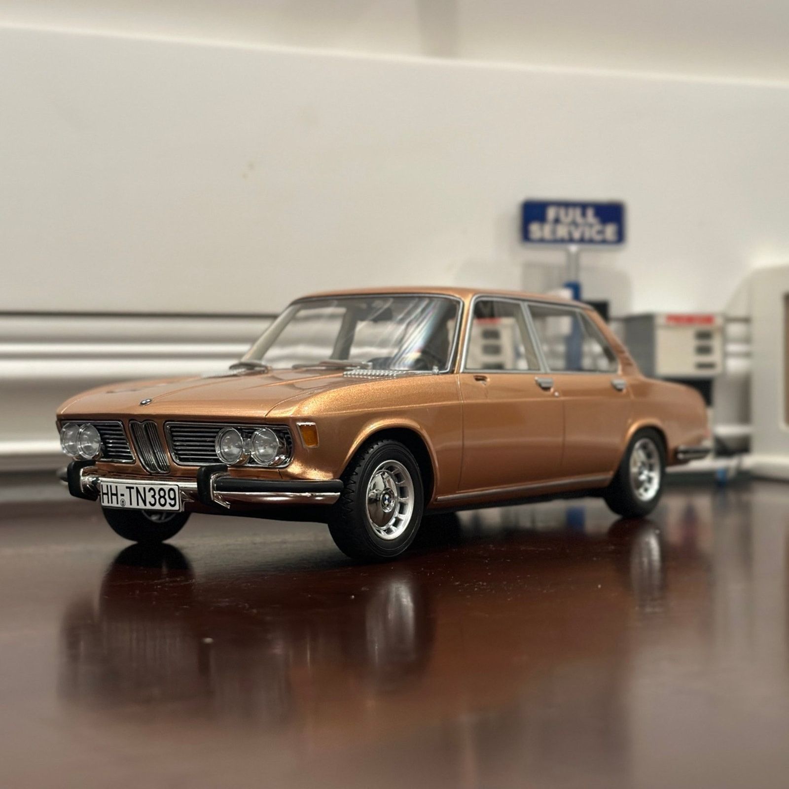 image of Bos-Model 1/18 Bmw 2500 (E3) in Beige, Men's