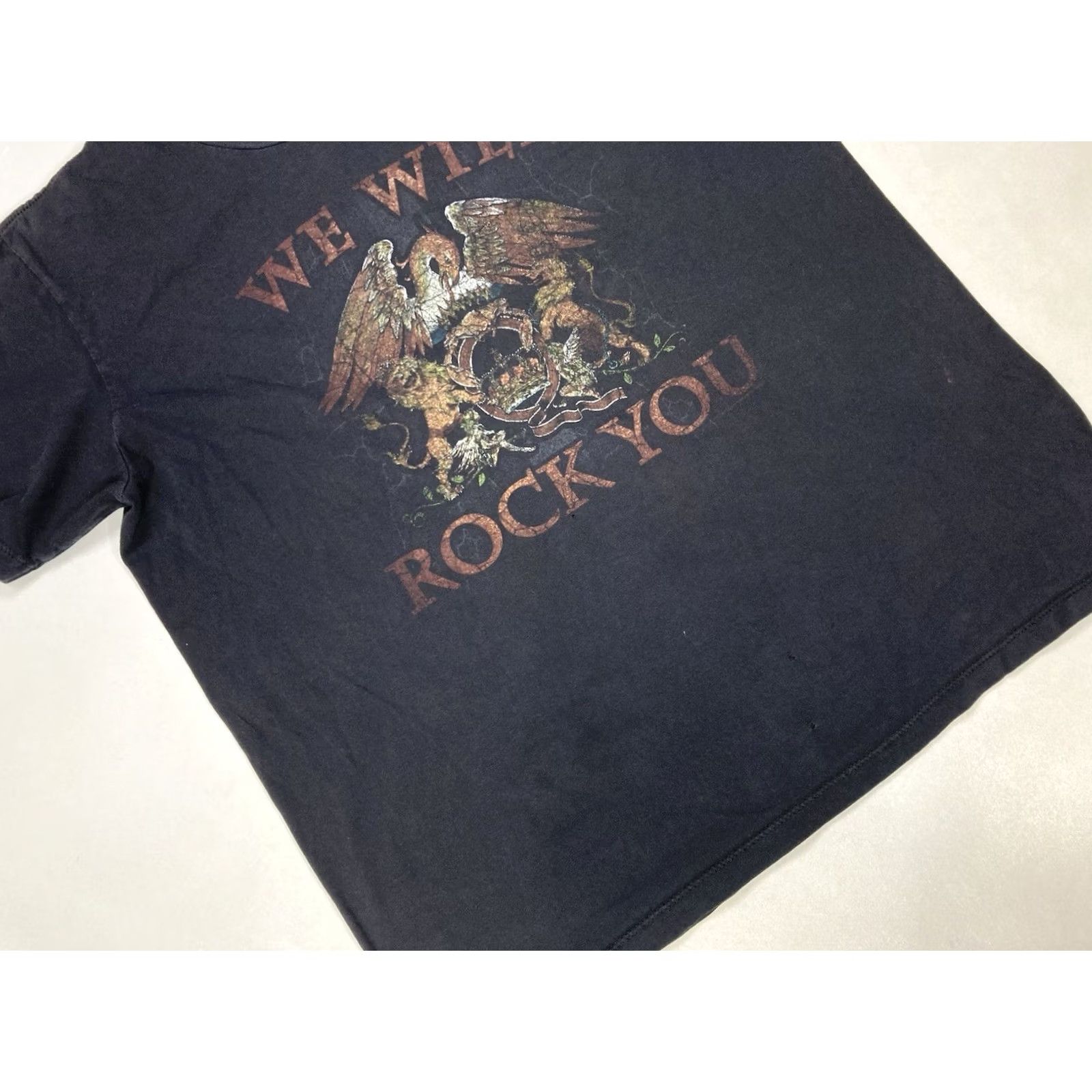 Vintage VINTAGE Queen We Will Rock You Graphic T-shirt Women L Black Music Size L / US 10 / IT 46 - 5 Thumbnail