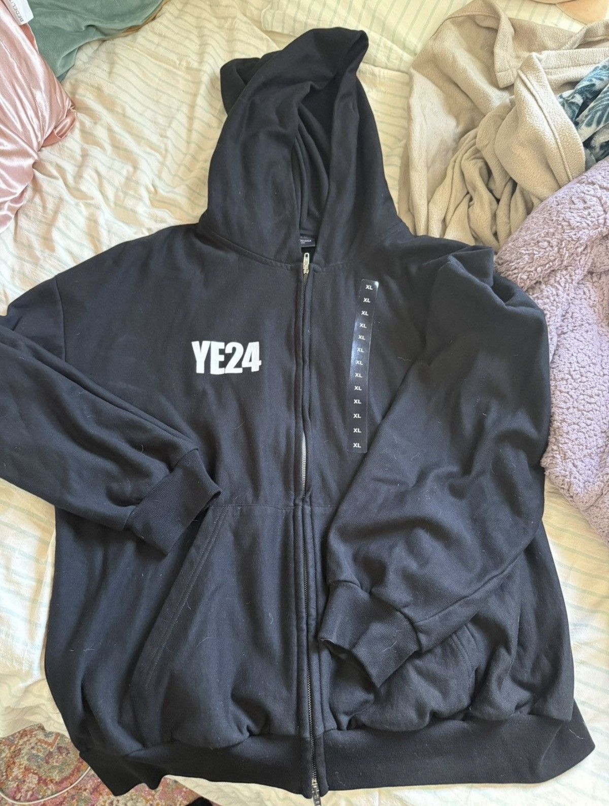 Balenciaga Balenciaga Sticker Jacket/Hoodie YE24 Size US XXL / EU 58 / 5 - 2 Thumbnail