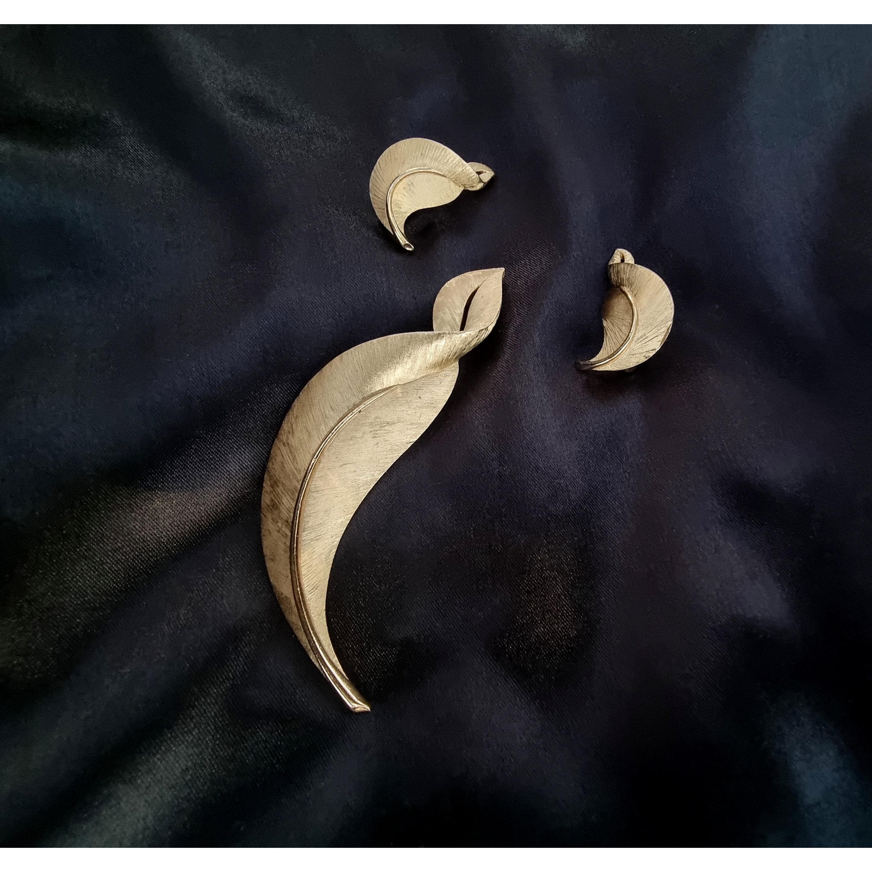 Vintage 1960s CROWN TRIFARI Gold Tone Leaf Floral Brooch and
