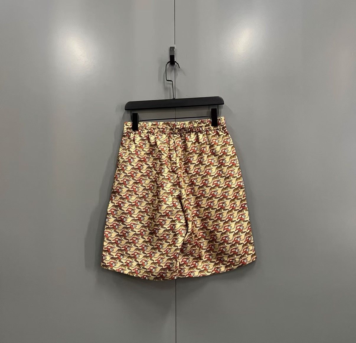 Burberry Burberry Tiger All-over Print Elastic Waist Shorts J41 Size US 30 / EU 46 - 2 Thumbnail