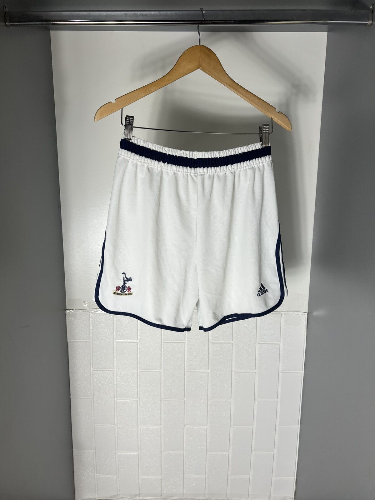 Vintage VERY RARE ADIDAS FC TOTTENHAM HOTSPUR ENGLAND SOCCER JERSEY Size US 32 / EU 48 - 1 Thumbnail