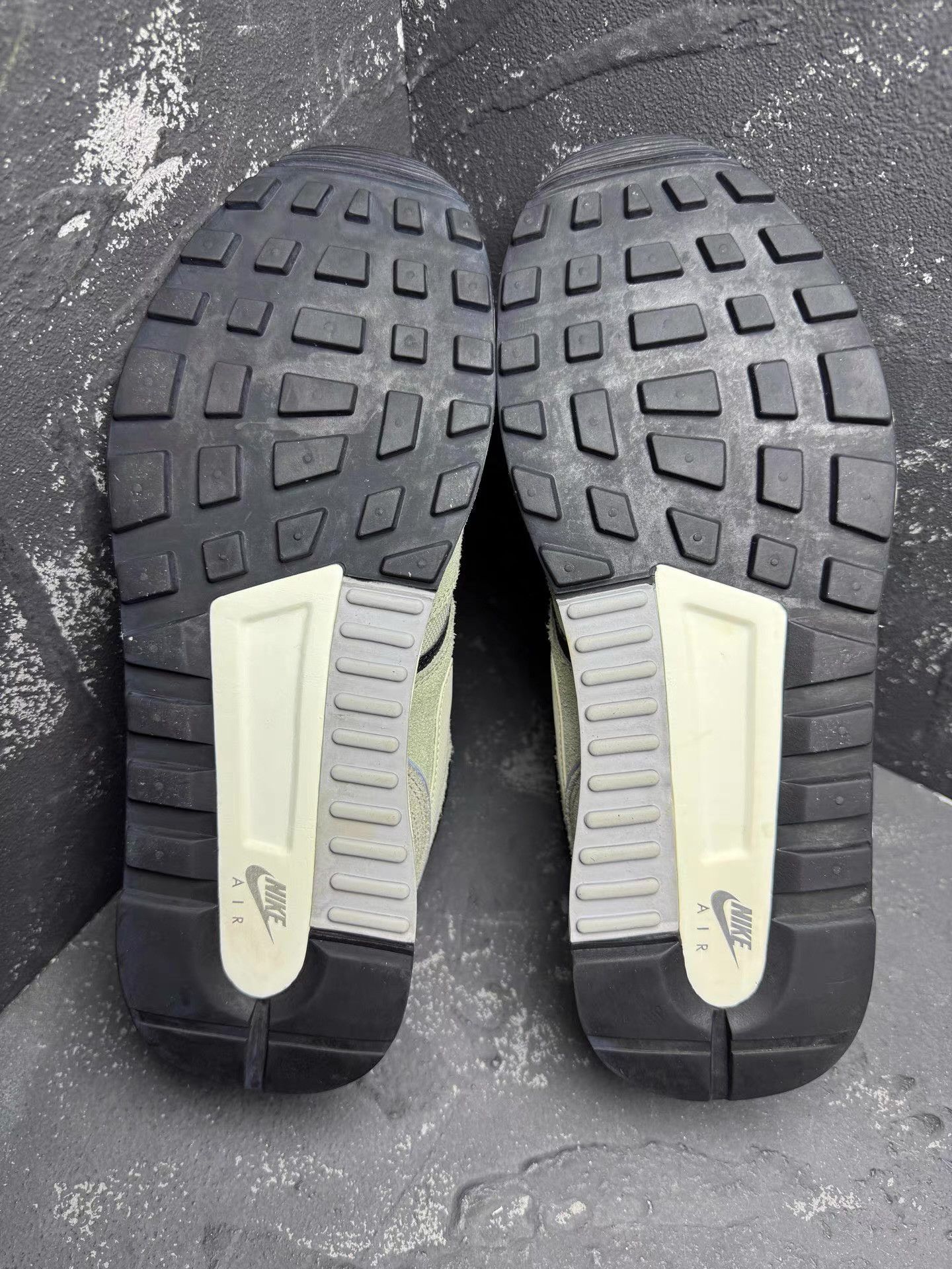 Nike Nike Black & White Suede Running Shoes Q10 Size US 8.5 / EU 41-42 - 3 Thumbnail