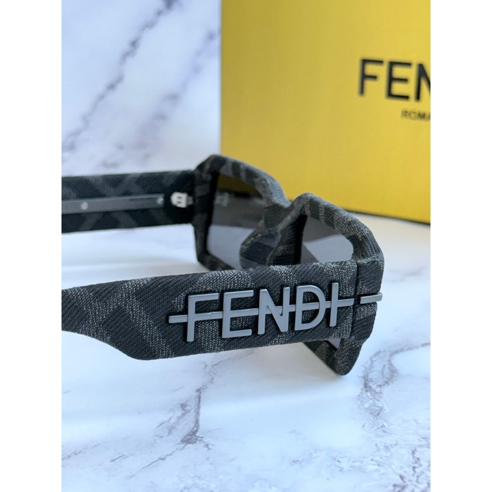 Fendi NEW Fendi FE40074U Limited Edition Sunglasses $1050 Size ONE SIZE - 7 Thumbnail