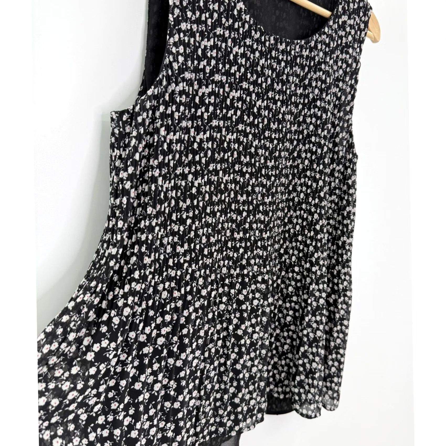 Vintage Pleione Blouse Womens Sz M Black Floral Pleated Sleeveless Office Preppy Boho Size M / US 6-8 / IT 42-44 - 5 Thumbnail