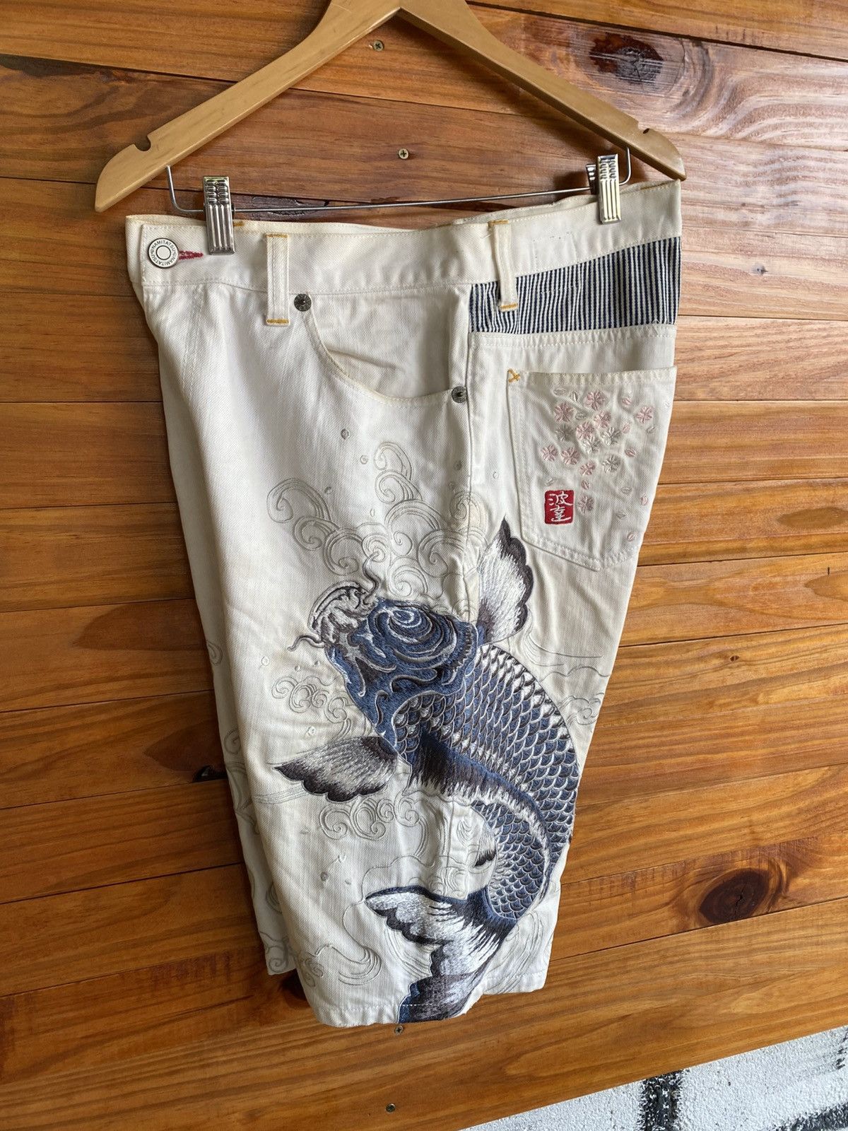 Japanese Brand Namitatsu Japanese Embroidered Koi Fish White Denim Shorts Size US 31 - 15 Thumbnail