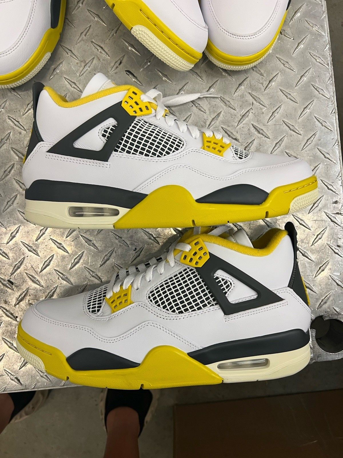 Jordan 4 Retro Vivid Sulfur AQ9129101 Size 12 US Women New
