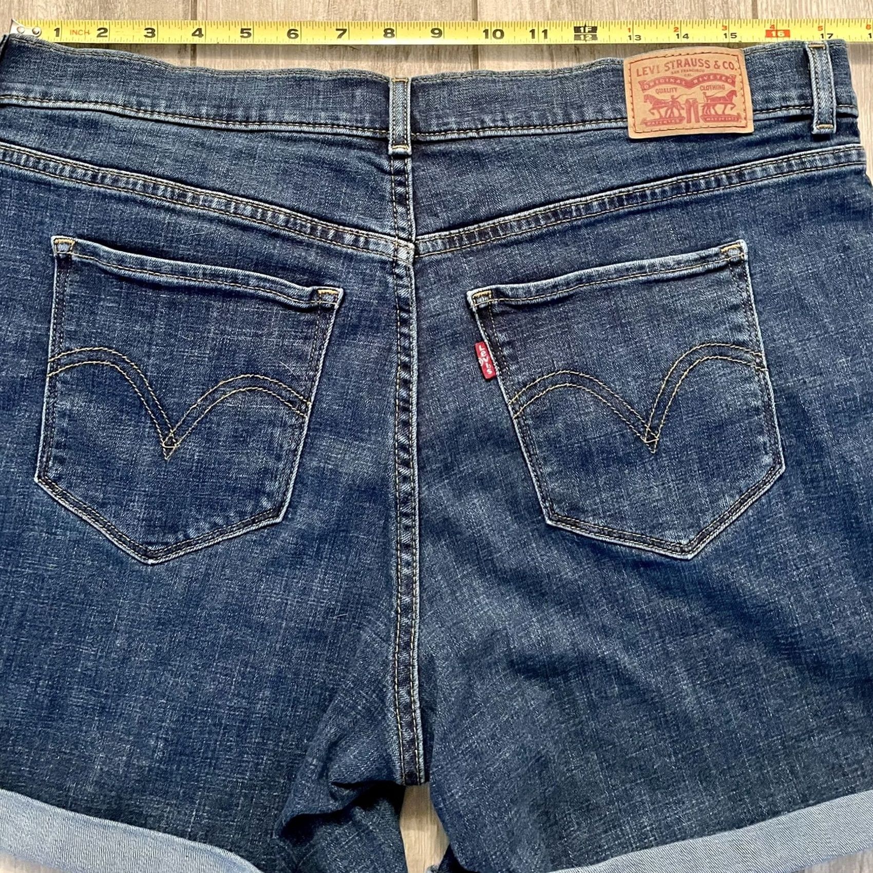 Levi's Levi’s High Rise Denim Cuffed Hem Shorts Jean Cotton Stretch Casual dark 31 Women Regular Size 31 Blue 5-Pocket Zip Fly Button Old Navy Style Size 24" / US 00 / IT 34 - 5 Thumbnail
