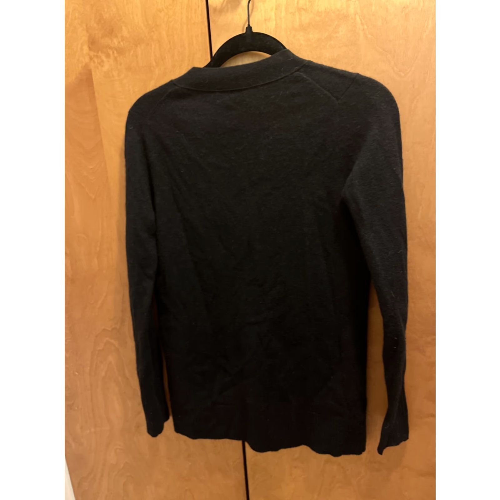 Bloomingdale's Bloomingdale's Black Cashmere Cardigan XS V-Neck Long Sleeve Lightweight Women's Classic Designer Size XS / US 0-2 / IT 36-38 - 4 Thumbnail