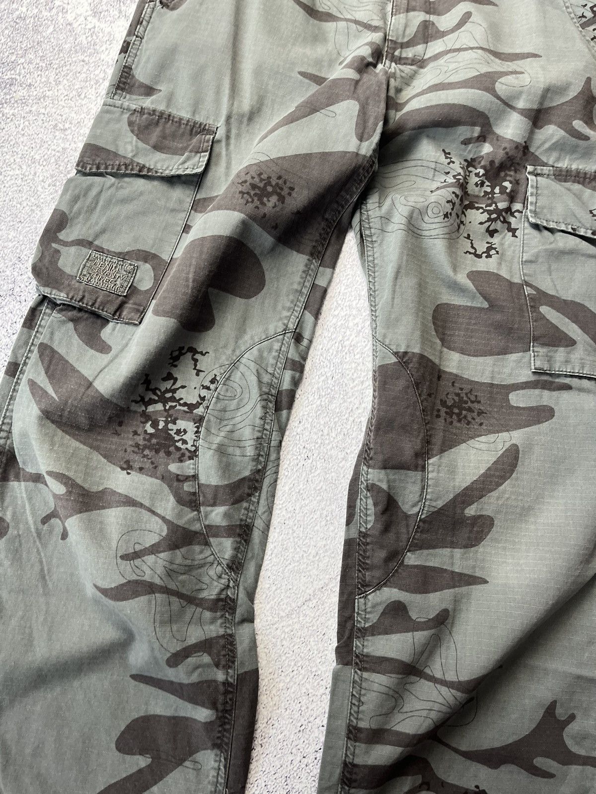 Japanese Brand RARE VINTAGE FADED STREETWEAR CAMO CARGO PANTS Y2K Size US 32 / EU 48 - 9 Thumbnail