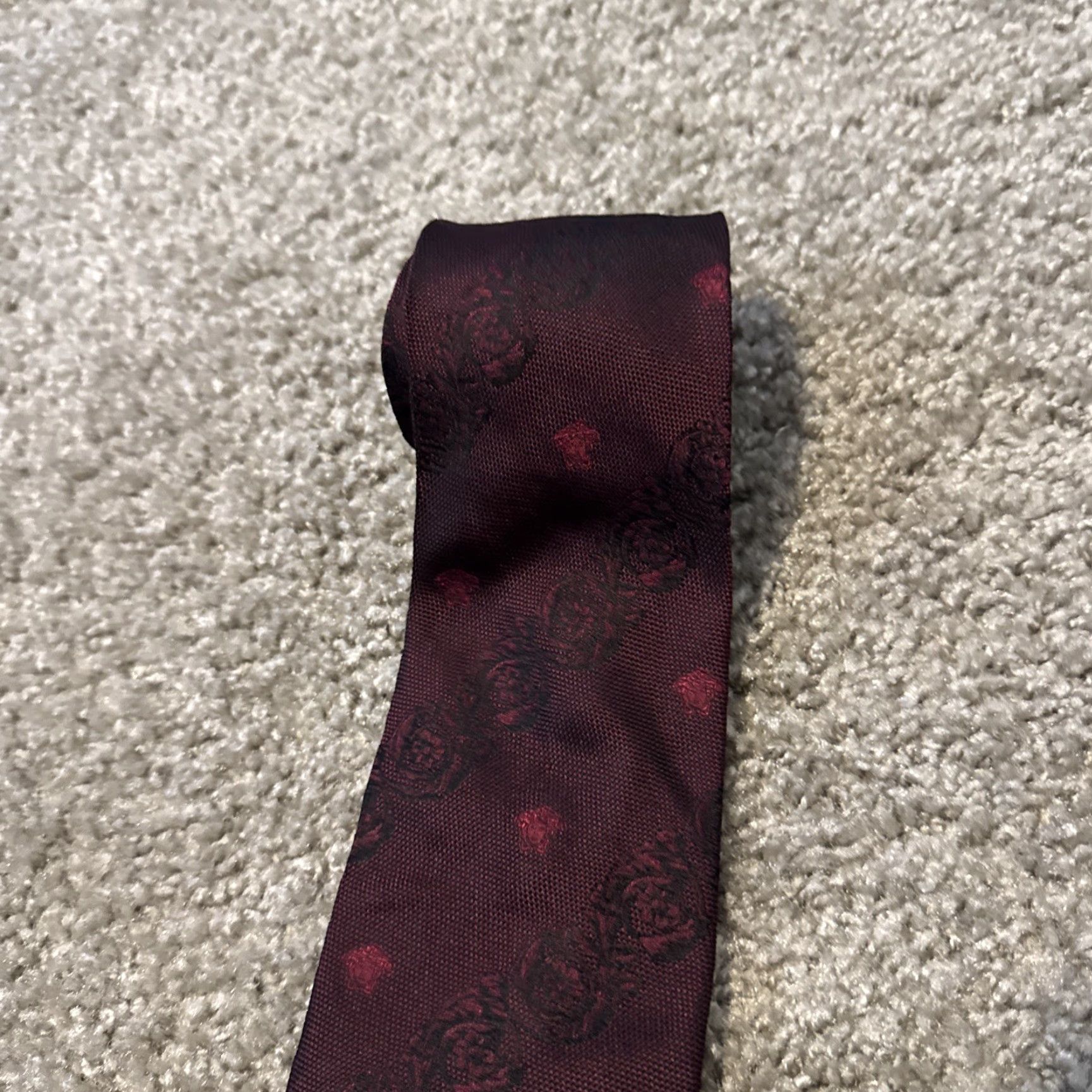 Versace VINTAGE Gianni Versace Wine Red Floral Rose Neck Tie 100% Silk Tie Men Red Floral 90s Versace Mens Tie Size ONE SIZE - 2 Thumbnail