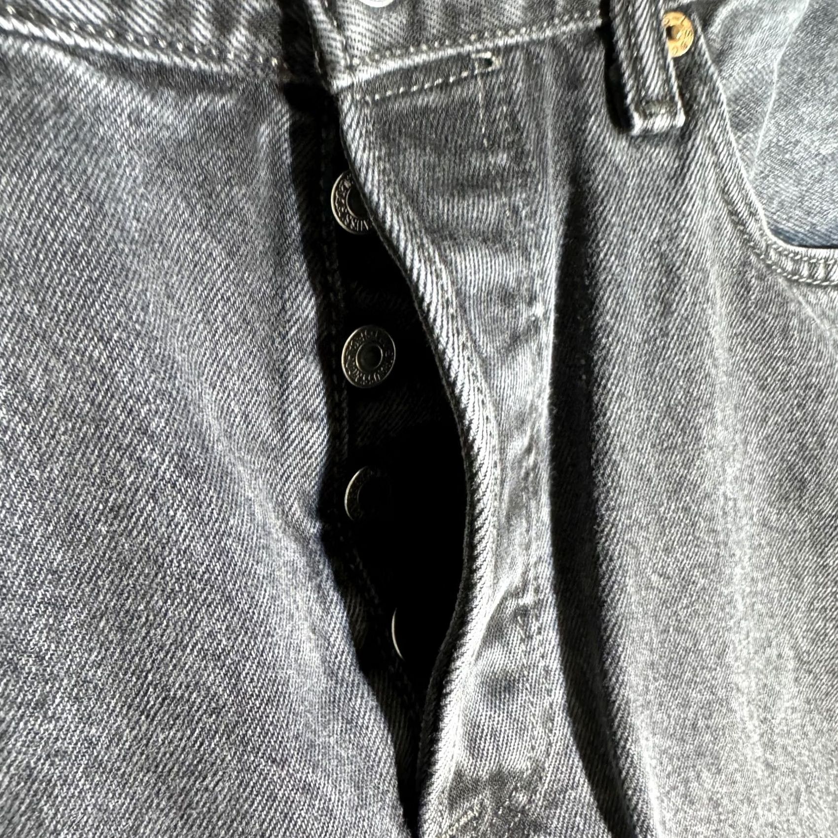 Levi's VINTAGE Levis 501 Jeans Mens 33x34 Black Button Fly Straight Leg Denim Button Fly Size US 33 - 3 Thumbnail