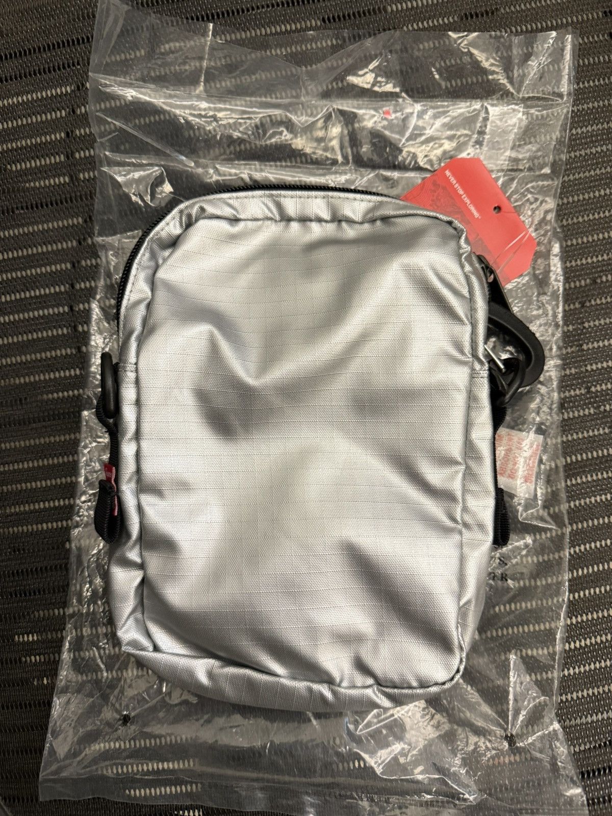 Supreme × The North Face Supreme tnf the north face metallic shoulder bag sliver Size ONE SIZE - 4 Thumbnail