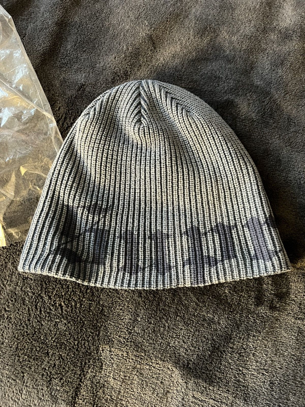 帽子 Supreme Old English Printed Beanie Slate Supreme Old English Printed Beanie (SS25) - $40
