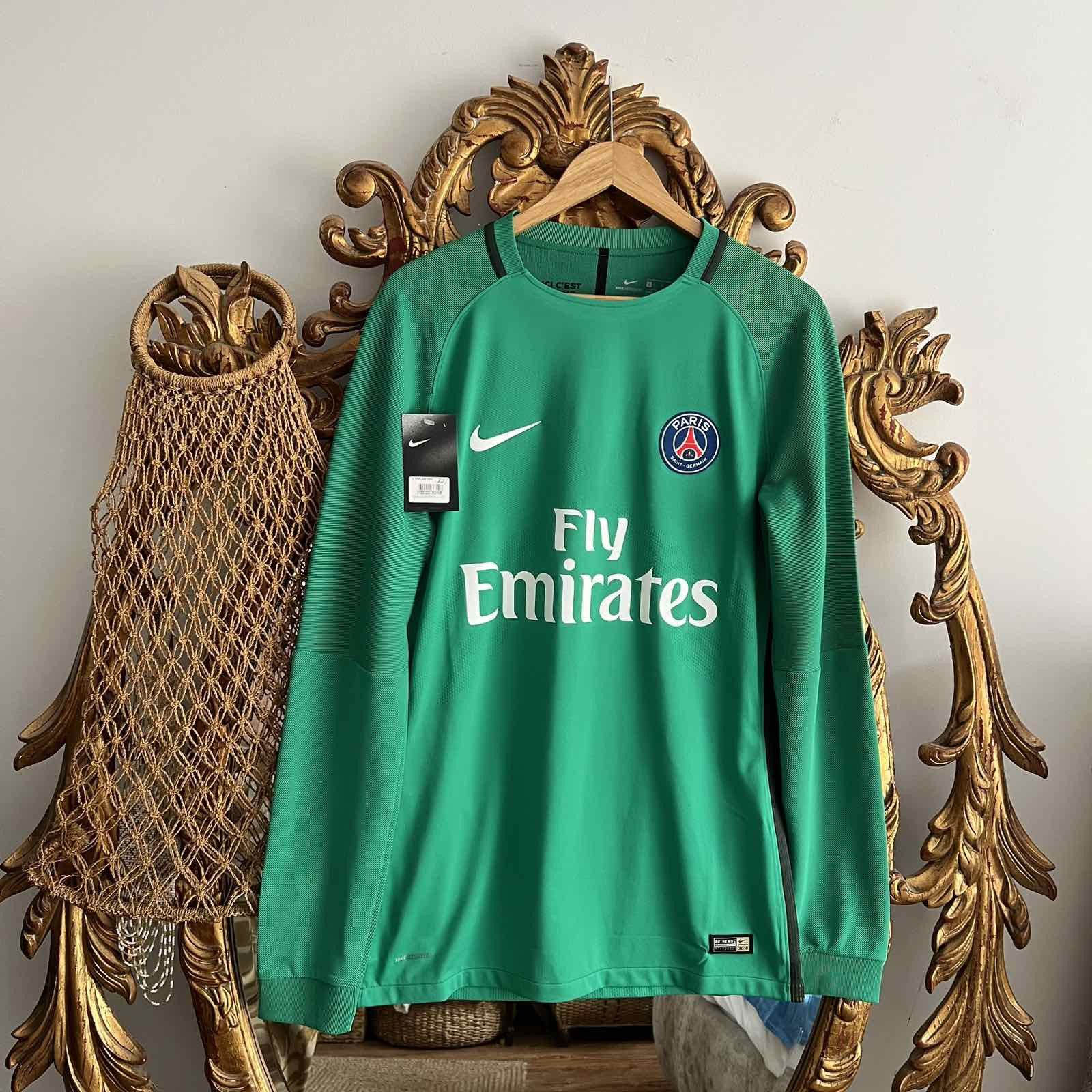 Nike MATCH ISSUE PSG Nike Vintage Goalkeeper Soccer Jersey Sz L Size US L / EU 52-54 / 3 - 1 Thumbnail