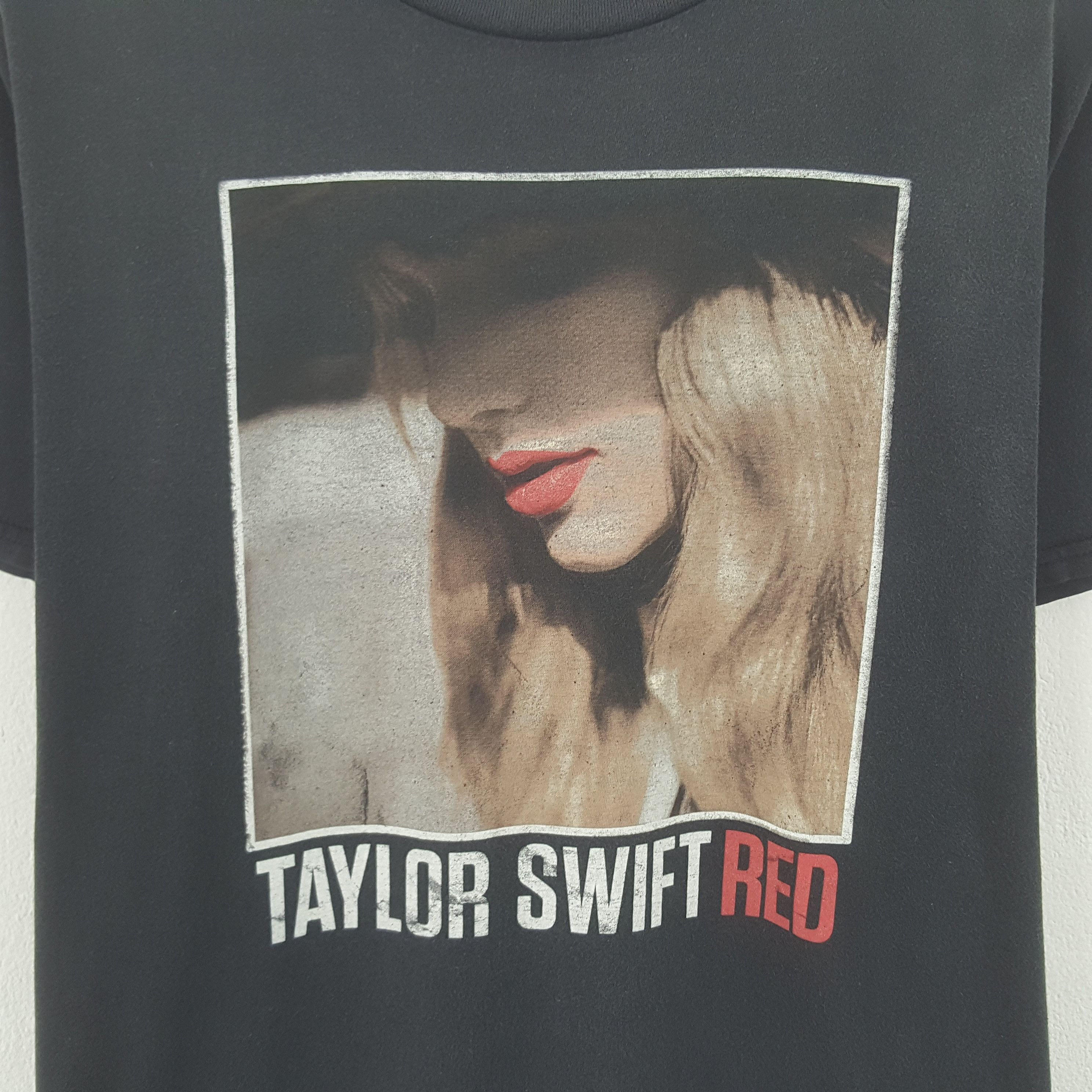 Band Tees Vintage Tailor Swift American Singer Red Tour Tshirt Size US M / EU 48-50 / 2 - 2 Thumbnail