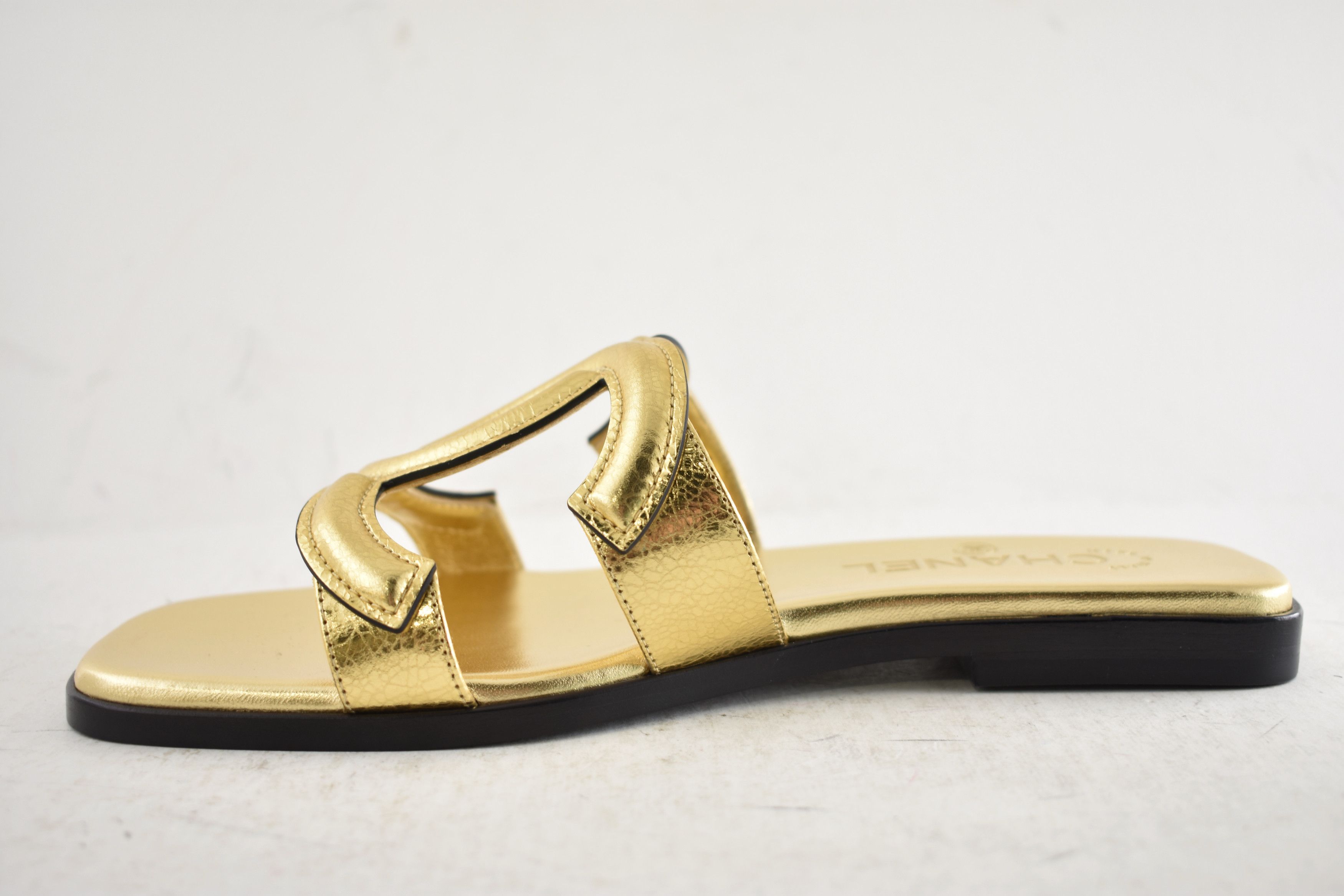 Chanel 26S Golden Leather XL CC Logo Mule Slide Flat Sandal 40 Size US 10 / IT 40 - 16 Thumbnail