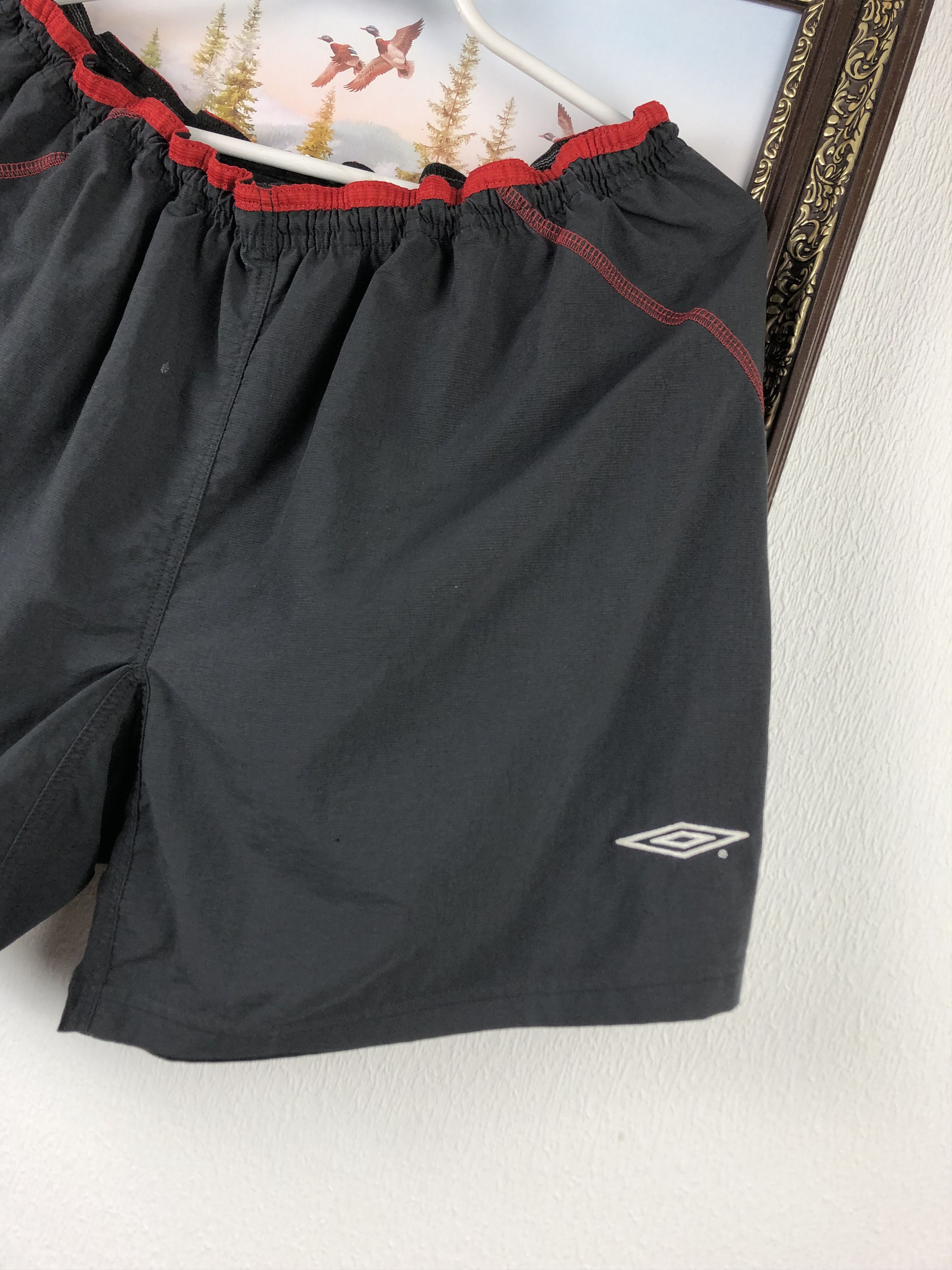 Umbro Vintage Umbro Manchester United Football Shorts Soccer Black Size US 32 / EU 48 - 3 Thumbnail