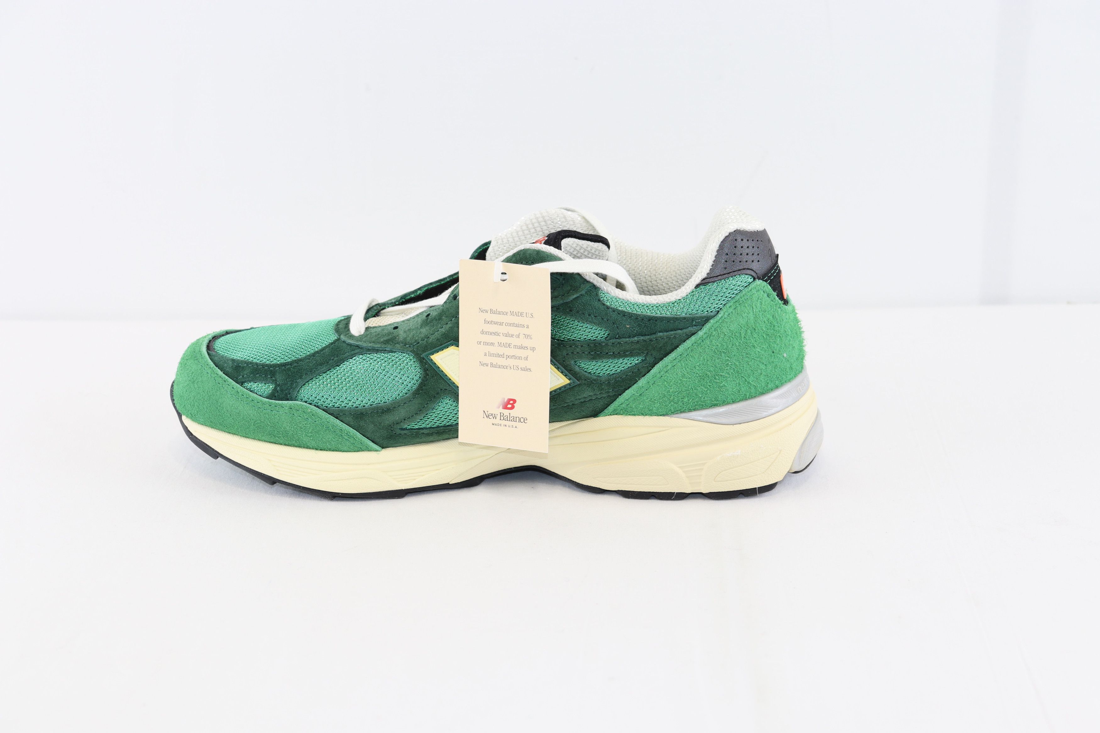 New Balance o1rshd1 990 V3 sneakers in Green/Gold Size US 9 / EU 42 - 2 Thumbnail